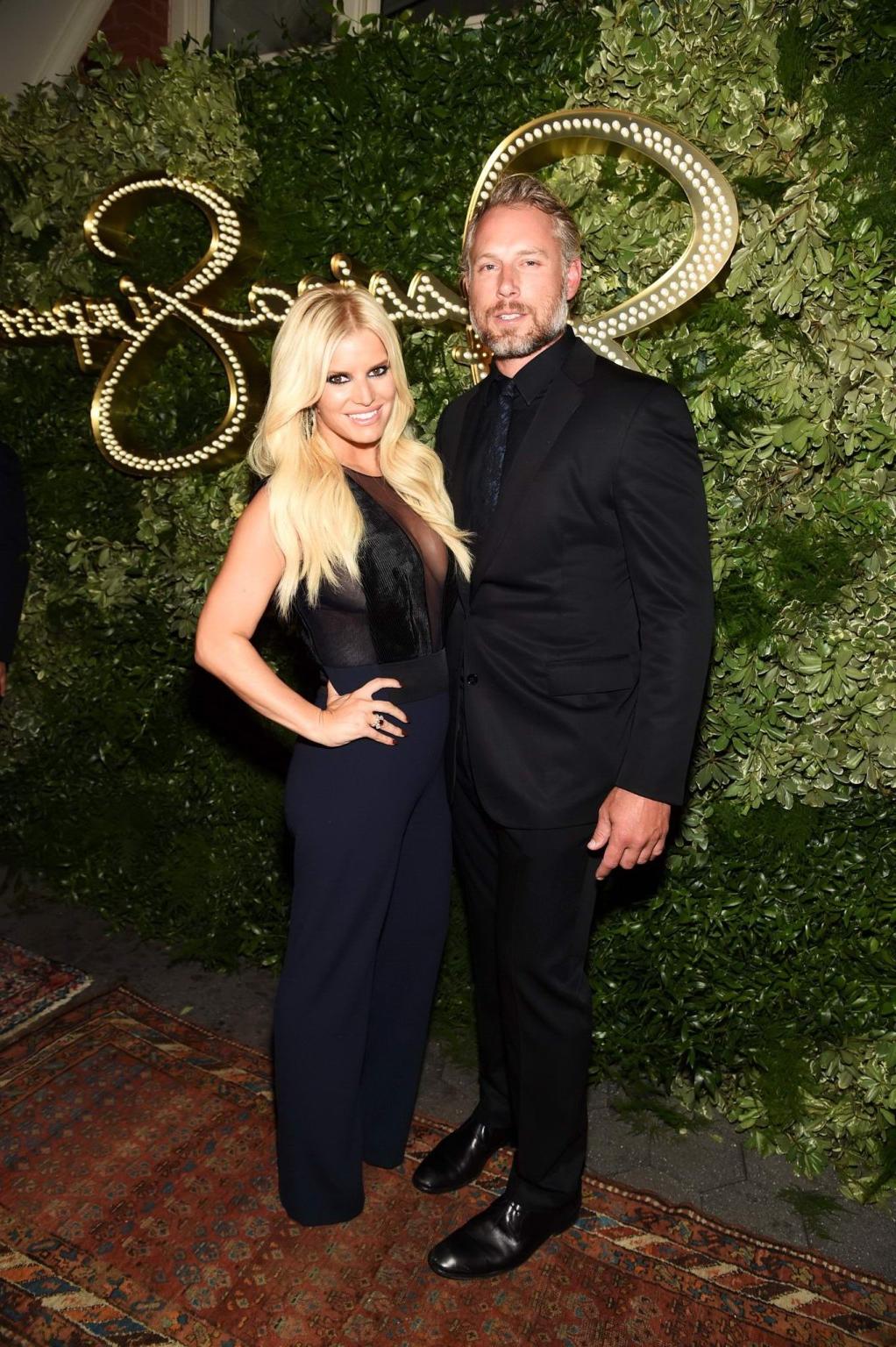 16P Jessica Simpson braless showing off her big sweaty cleavage at h
