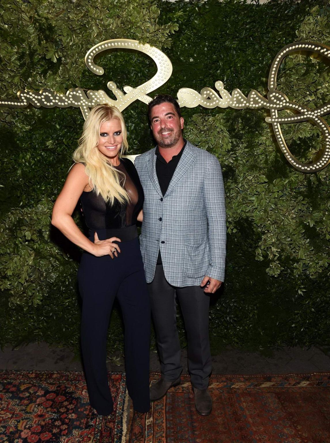 16P Jessica Simpson braless showing off her big sweaty cleavage at h