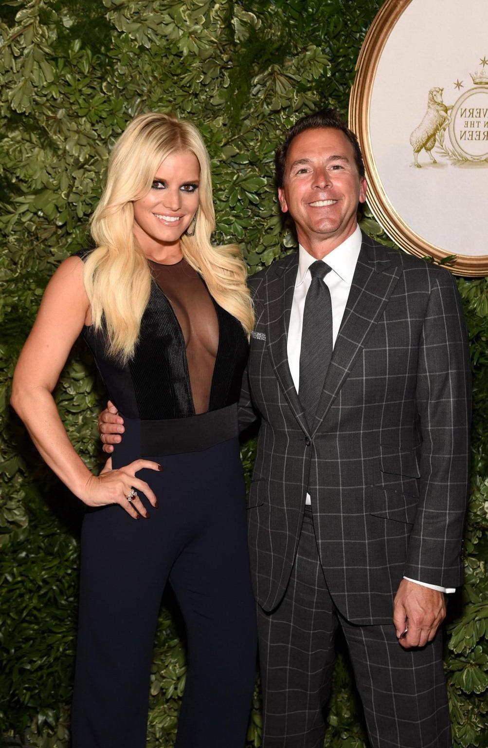 16P Jessica Simpson braless showing off her big sweaty cleavage at h