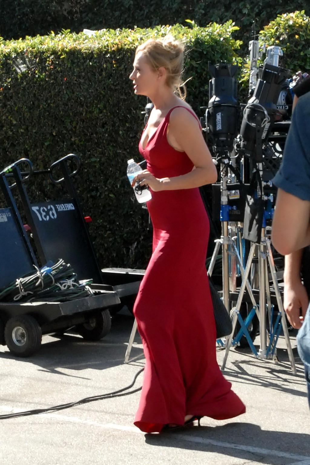 16P Uma Thurman showing huge cleavage on the set