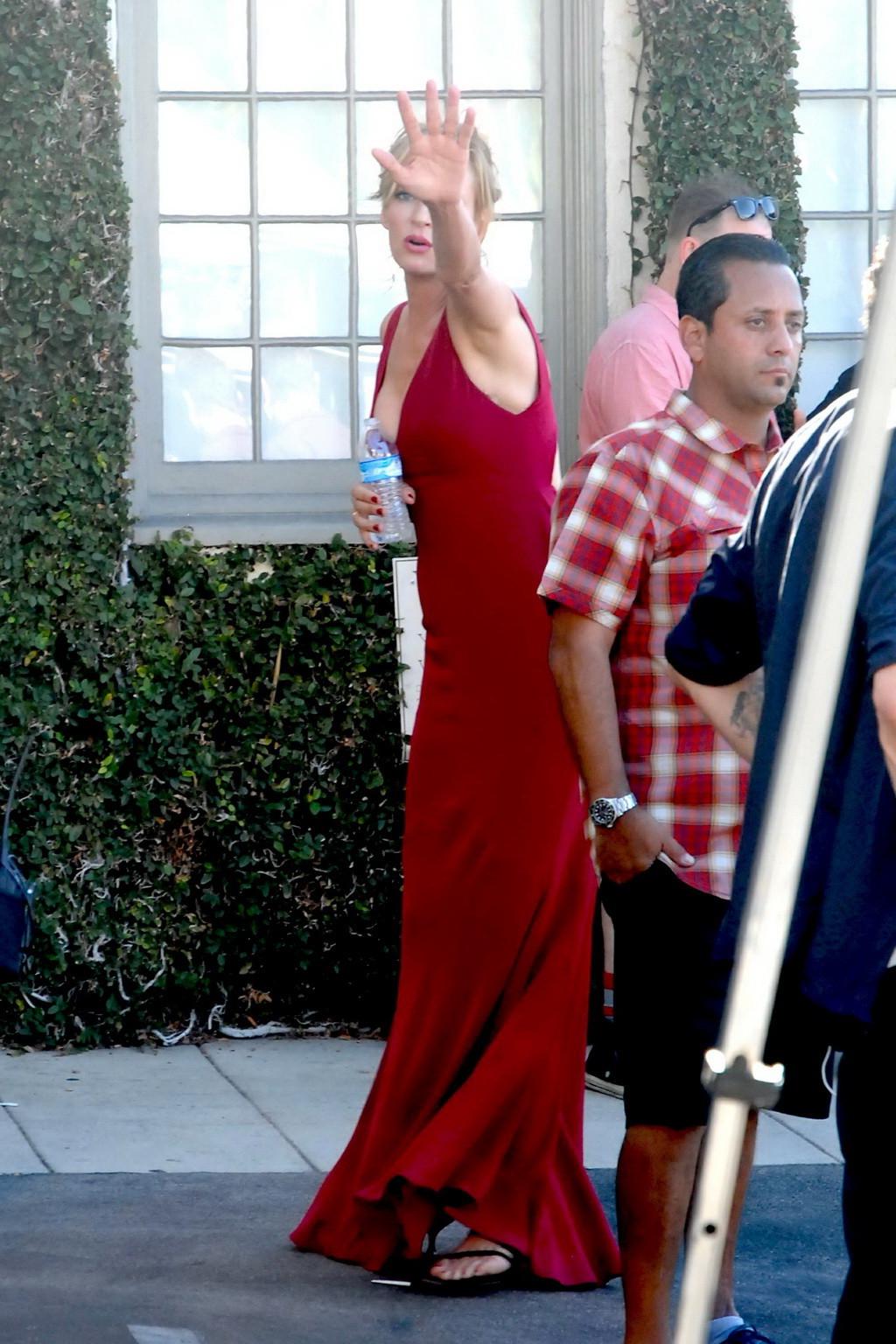 16P Uma Thurman showing huge cleavage on the set