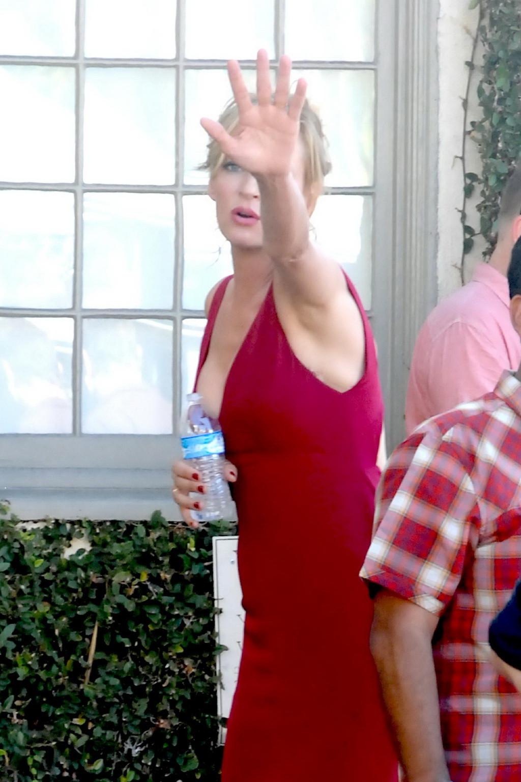 16P Uma Thurman showing huge cleavage on the set