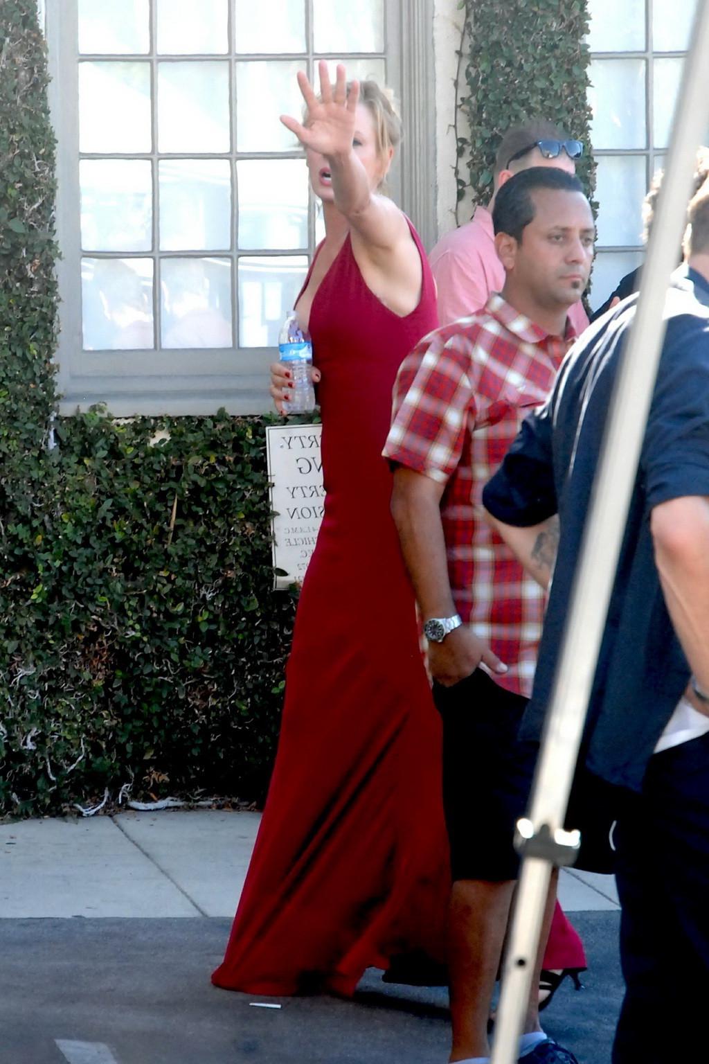 16P Uma Thurman showing huge cleavage on the set