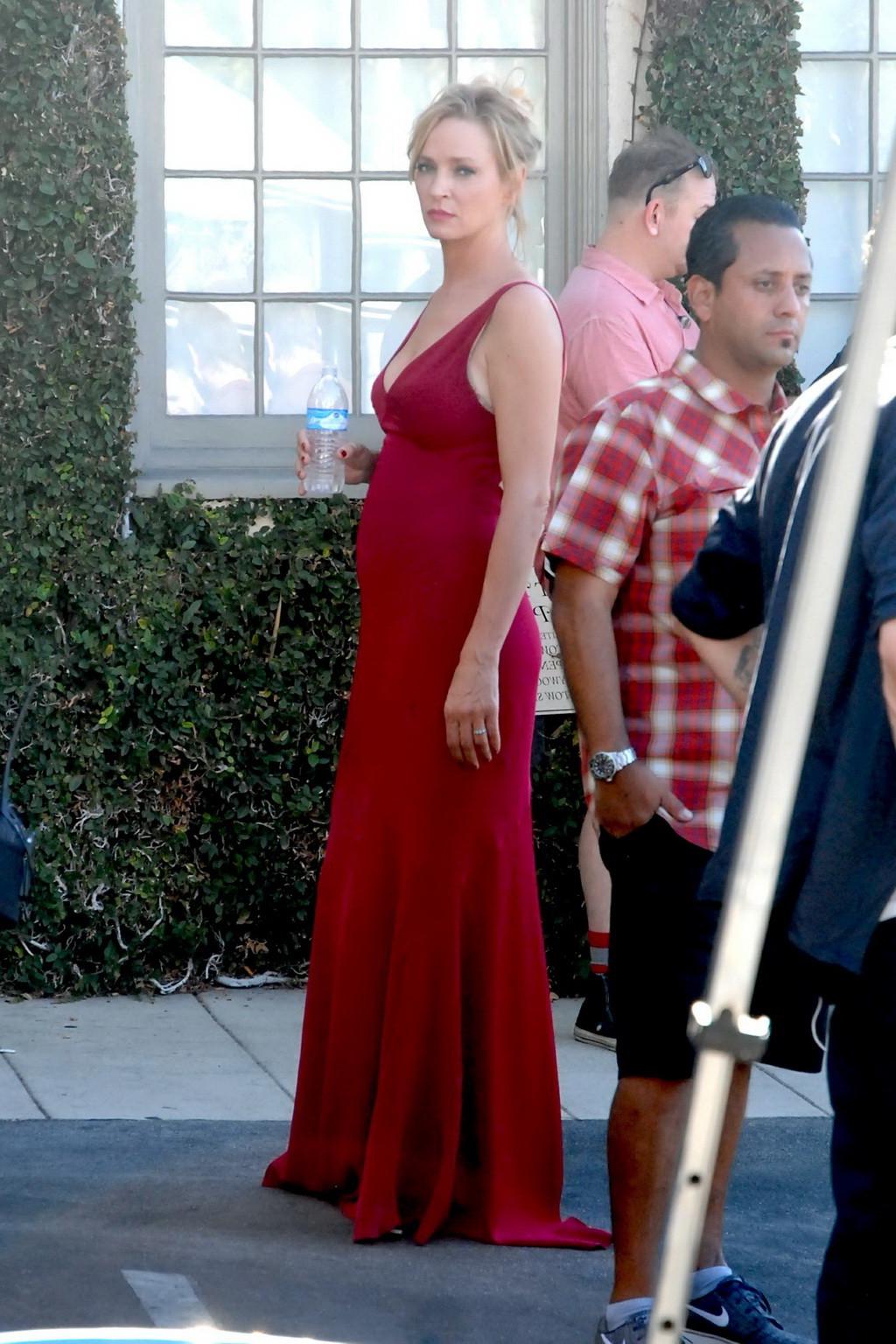 16P Uma Thurman showing huge cleavage on the set
