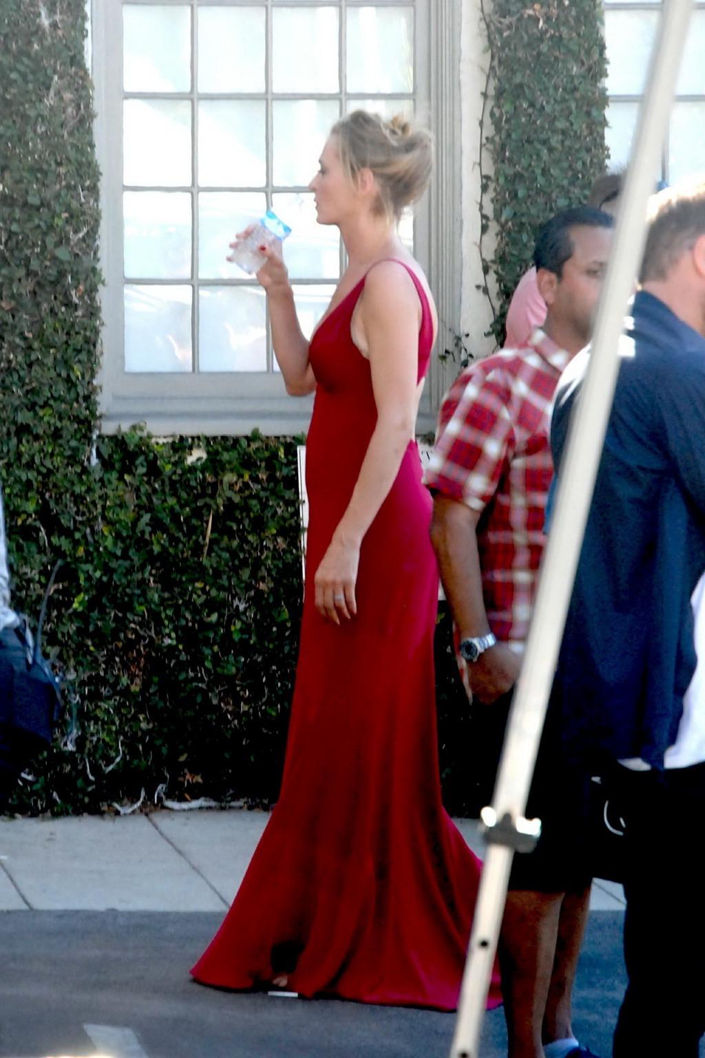 16P Uma Thurman showing huge cleavage on the set