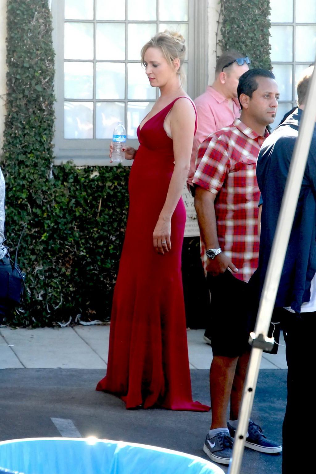 16P Uma Thurman showing huge cleavage on the set