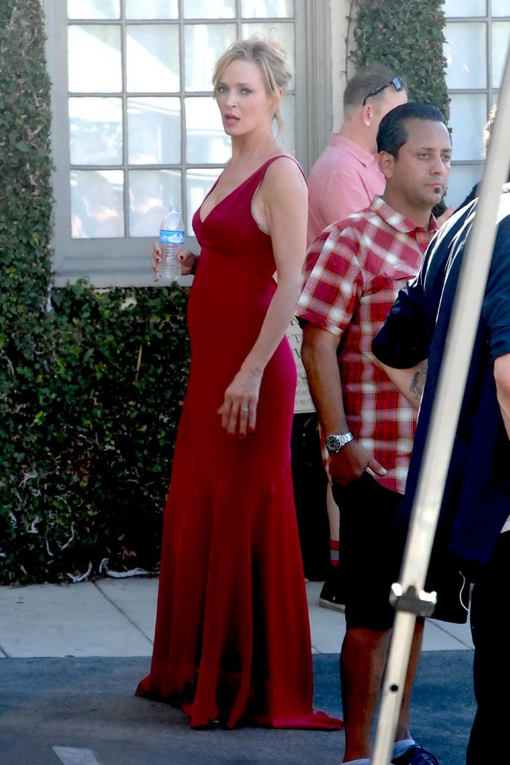 16P Uma Thurman showing huge cleavage on the set