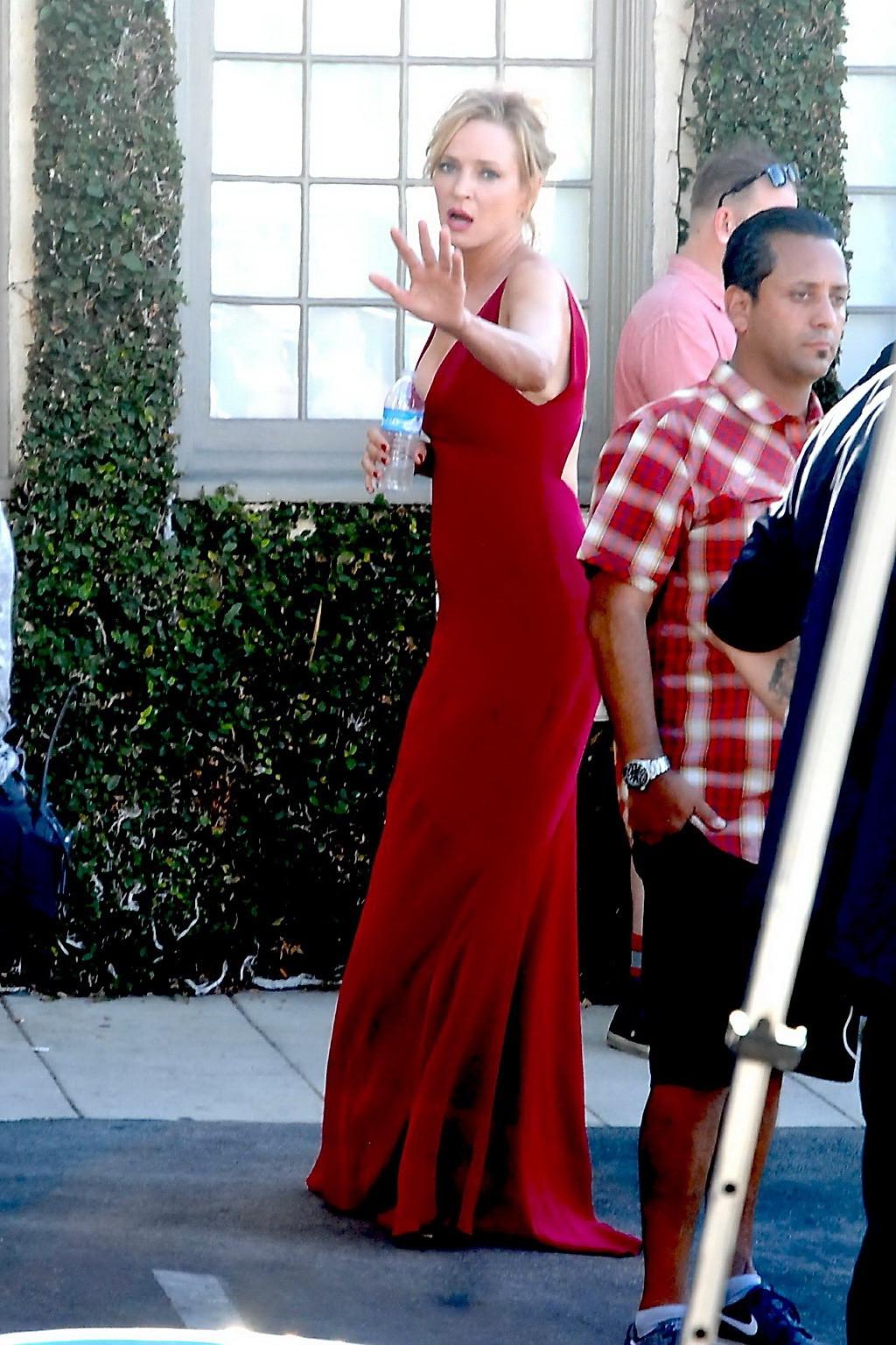 16P Uma Thurman showing huge cleavage on the set