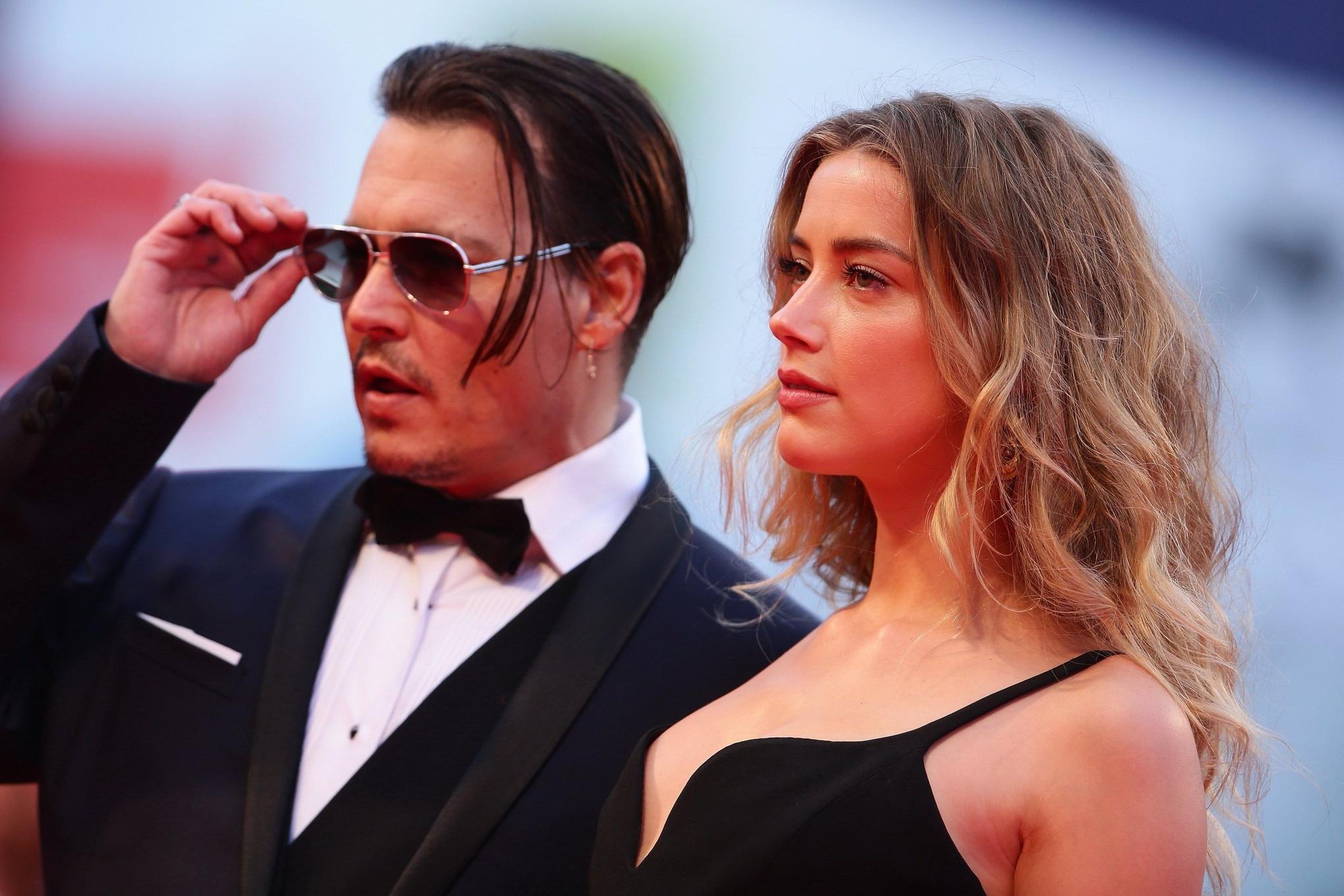 16P Amber Heard busty showing big cleavage in Venice