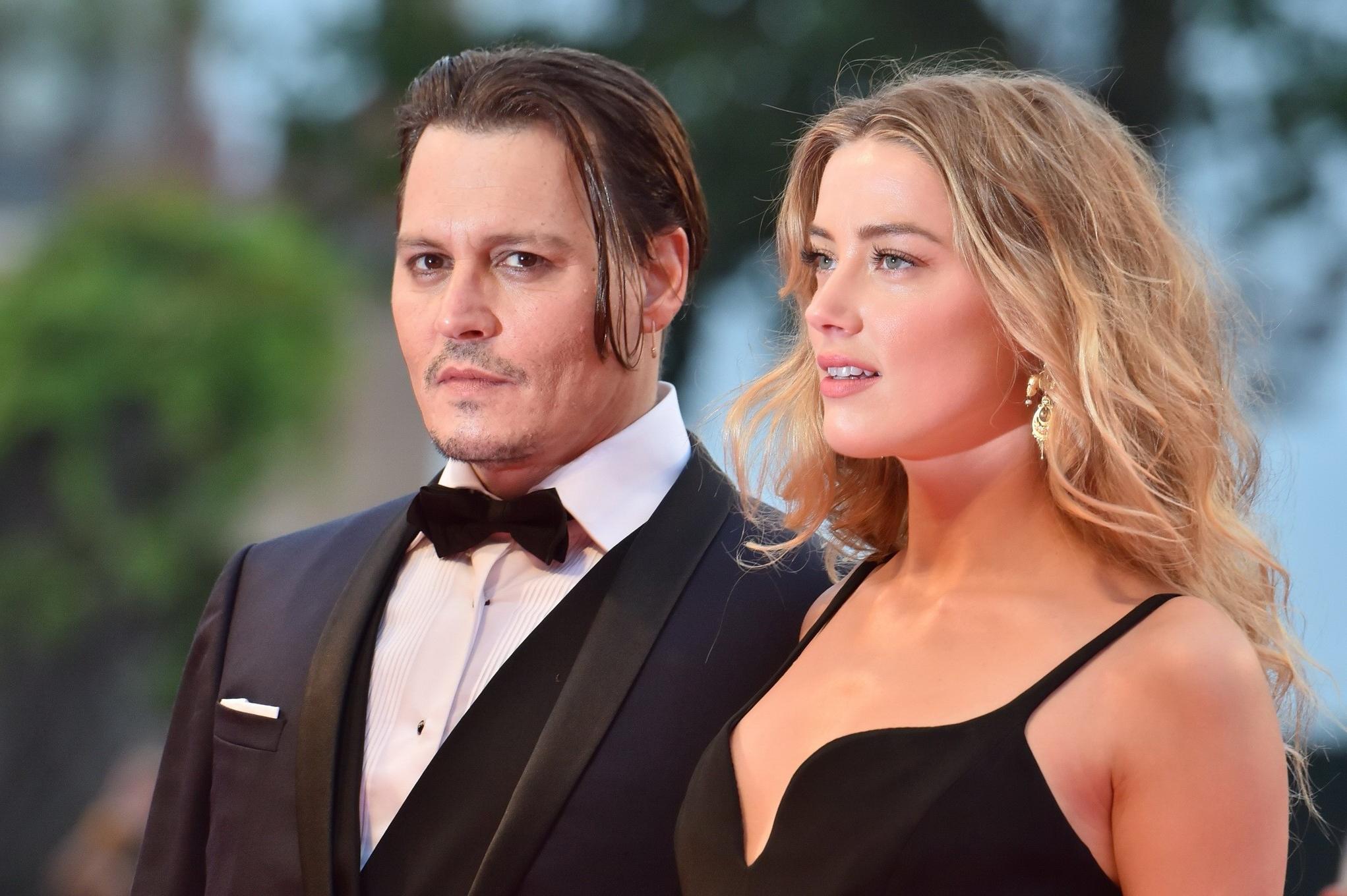16P Amber Heard busty showing big cleavage in Venice