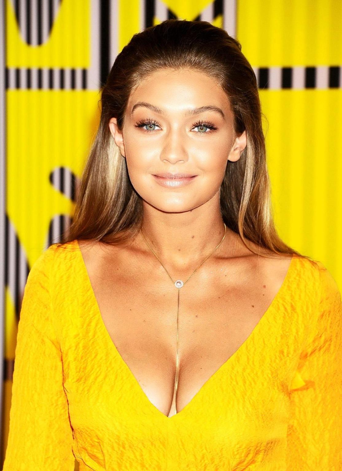 16P Gigi Hadid showing huge cleavage at the MTV VMA