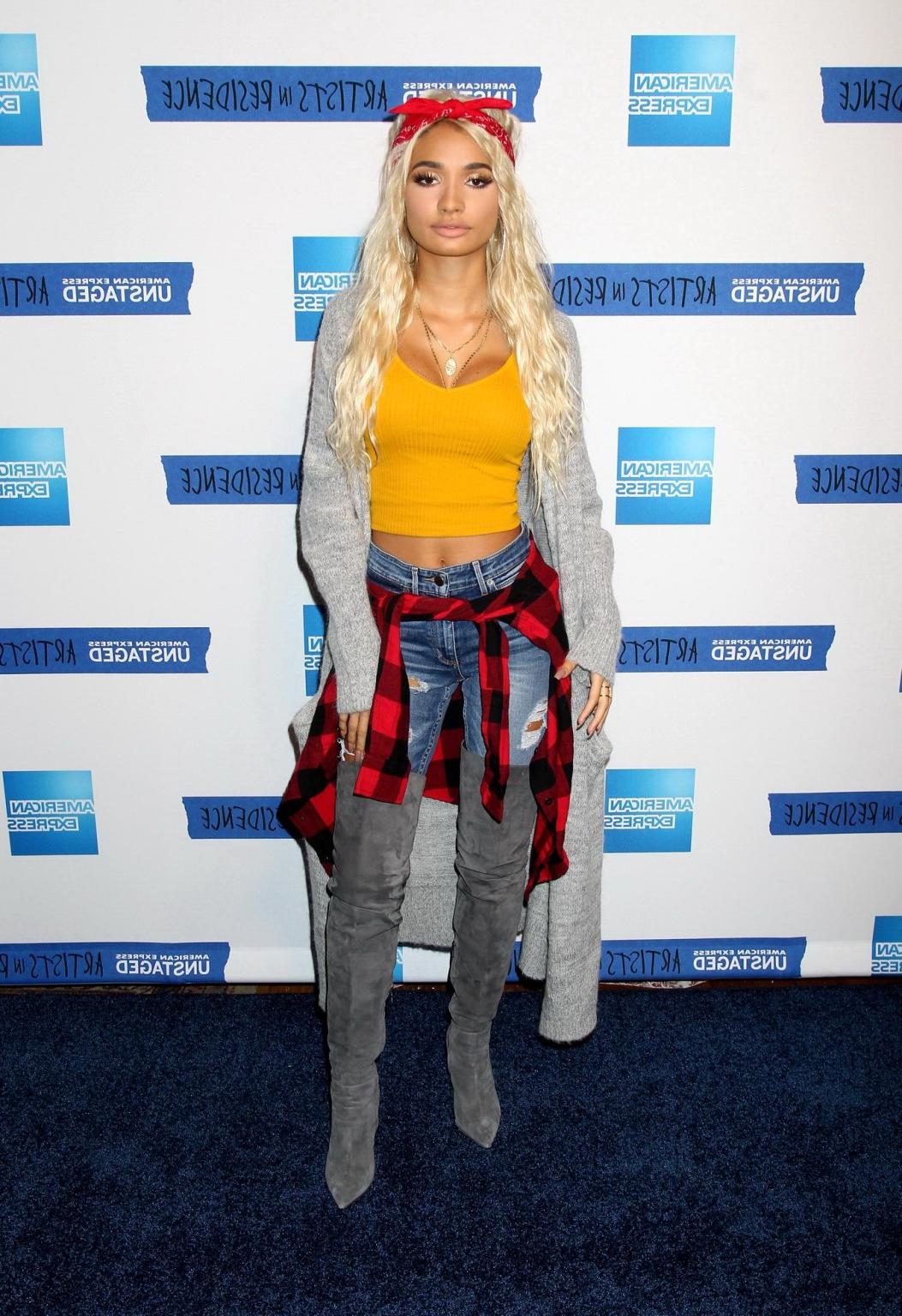 16P Pia Mia Perez shows huge cleavage while performing