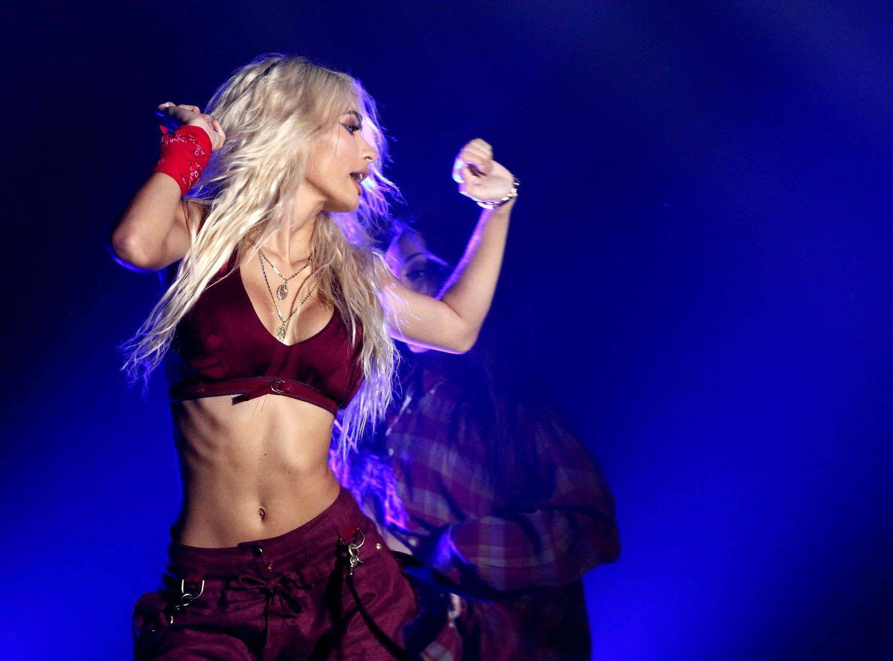 16P Pia Mia Perez shows huge cleavage while performing