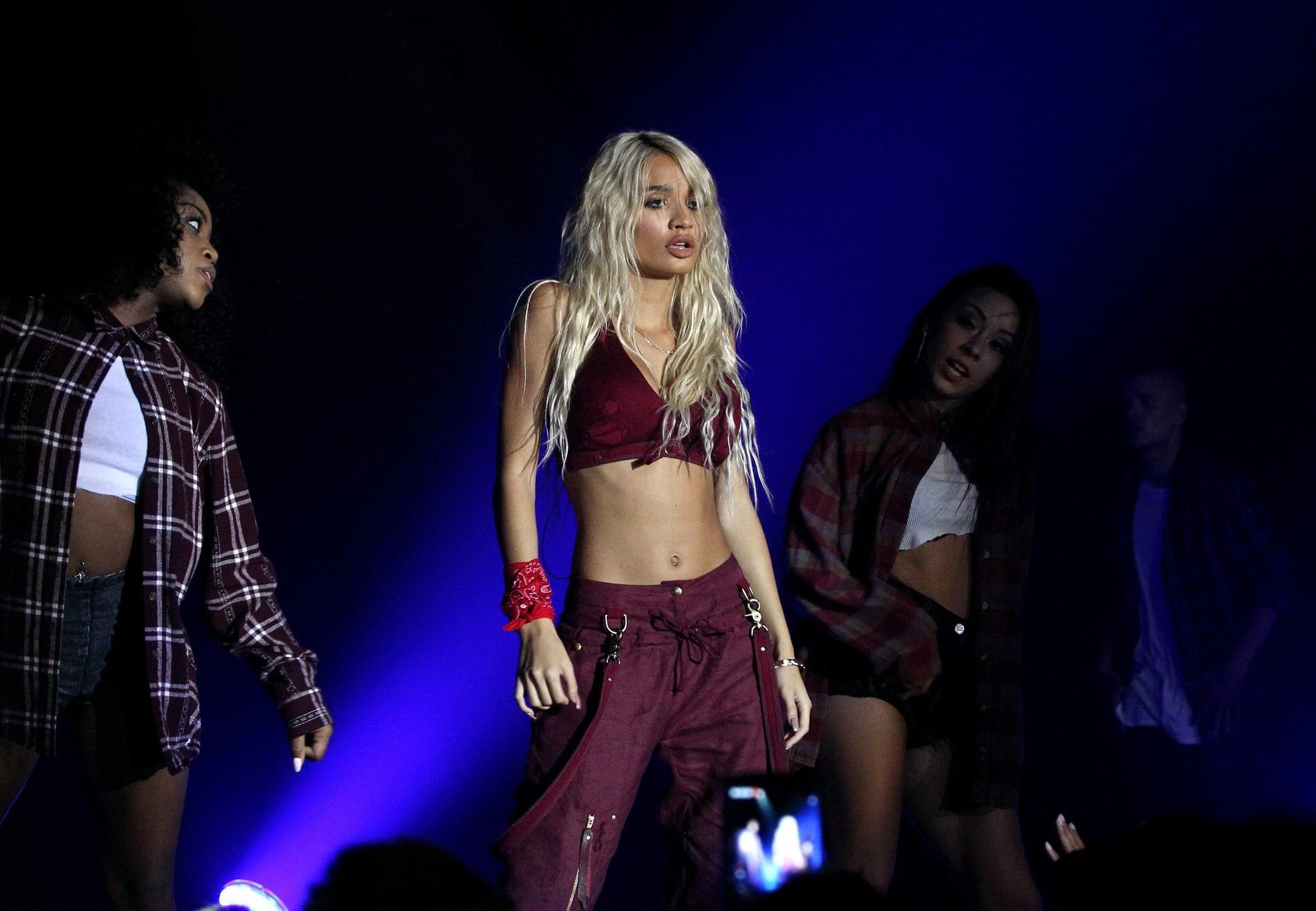 16P Pia Mia Perez shows huge cleavage while performing