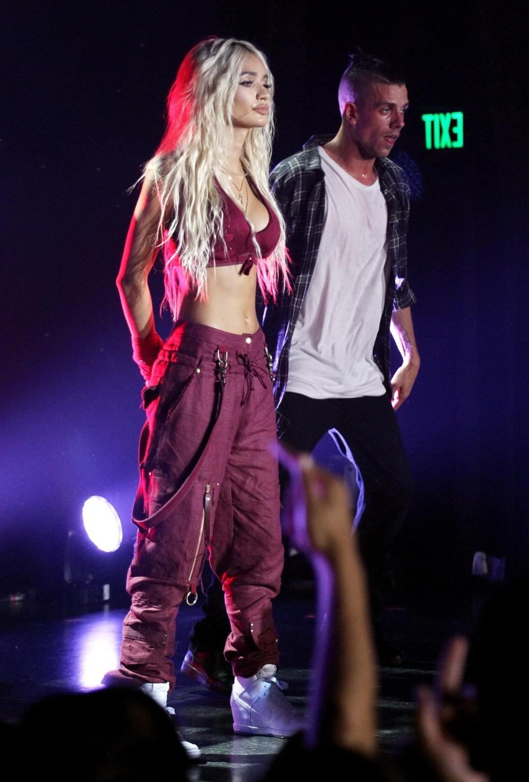 16P Pia Mia Perez shows huge cleavage while performing