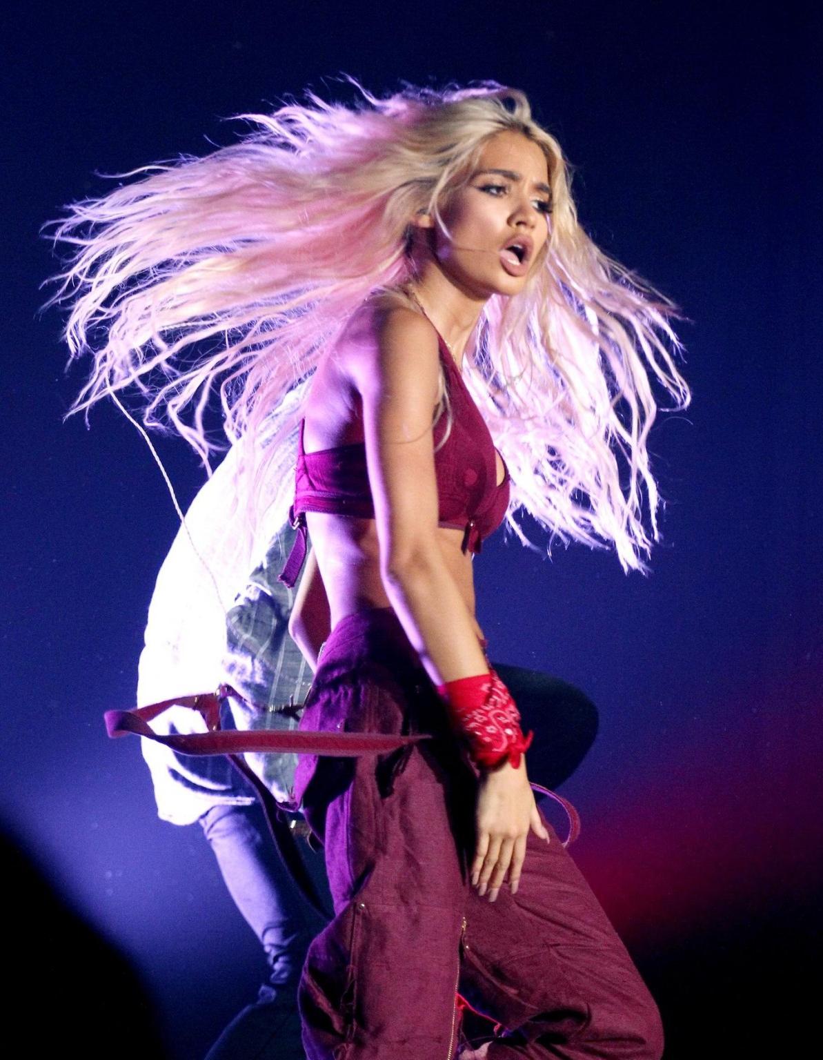 16P Pia Mia Perez shows huge cleavage while performing