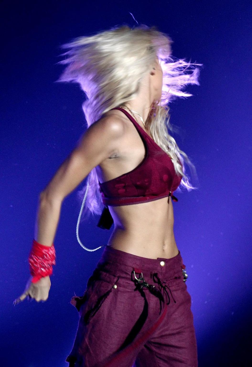 16P Pia Mia Perez shows huge cleavage while performing