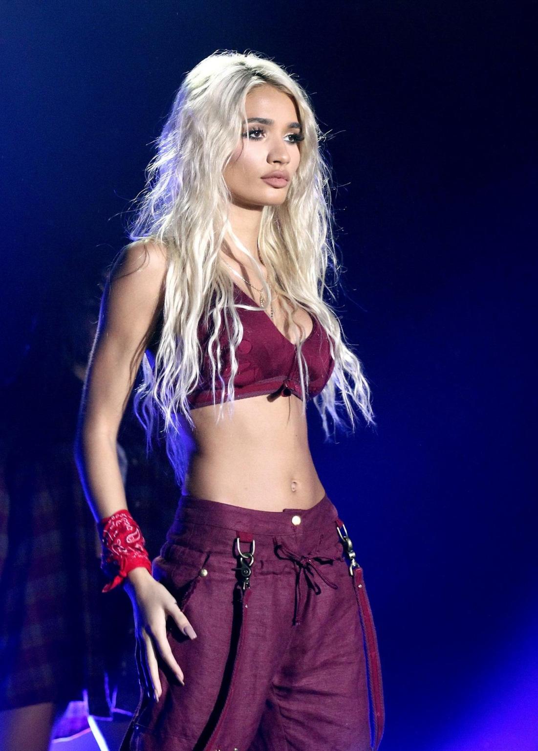 16P Pia Mia Perez shows huge cleavage while performing