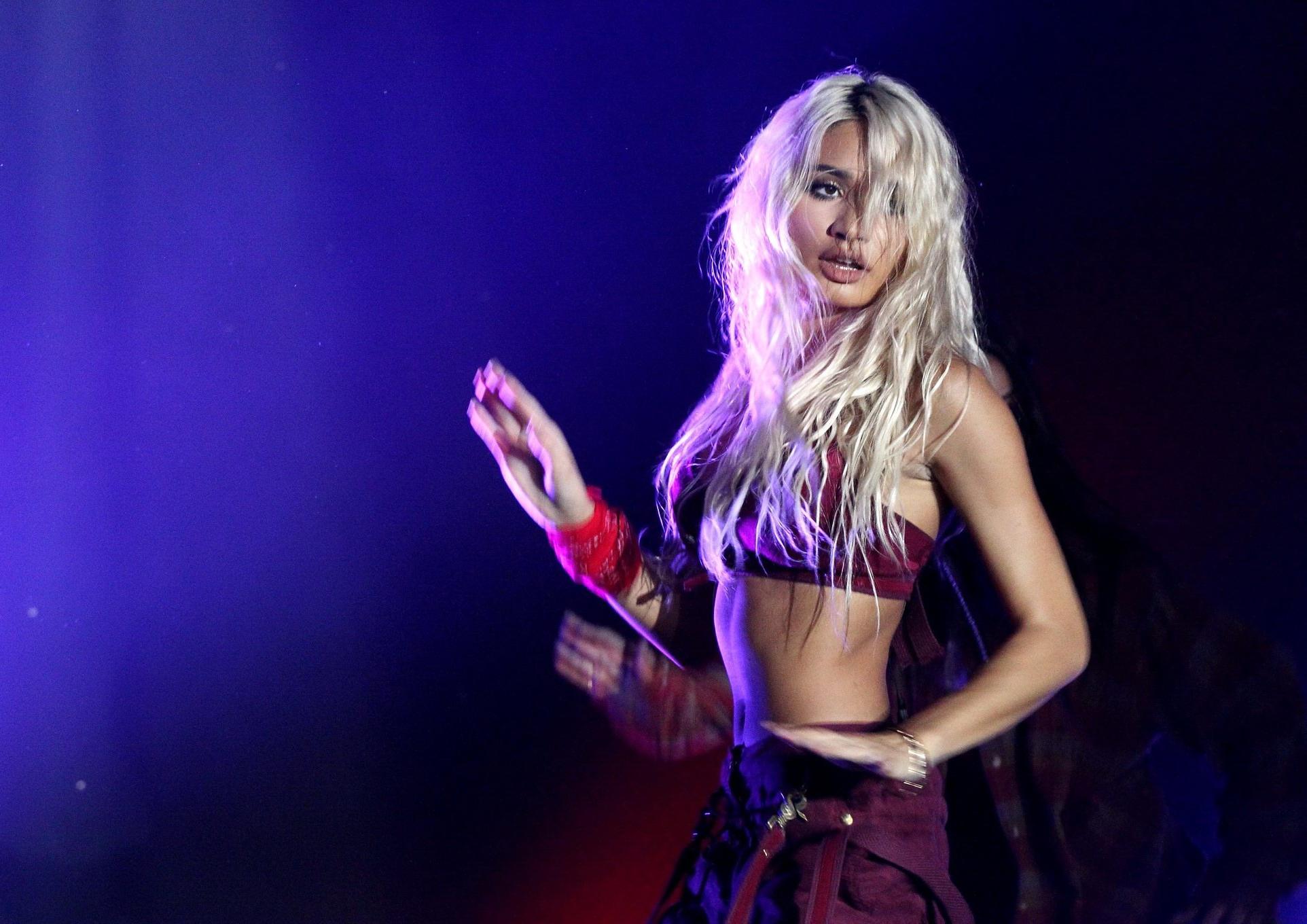 16P Pia Mia Perez shows huge cleavage while performing