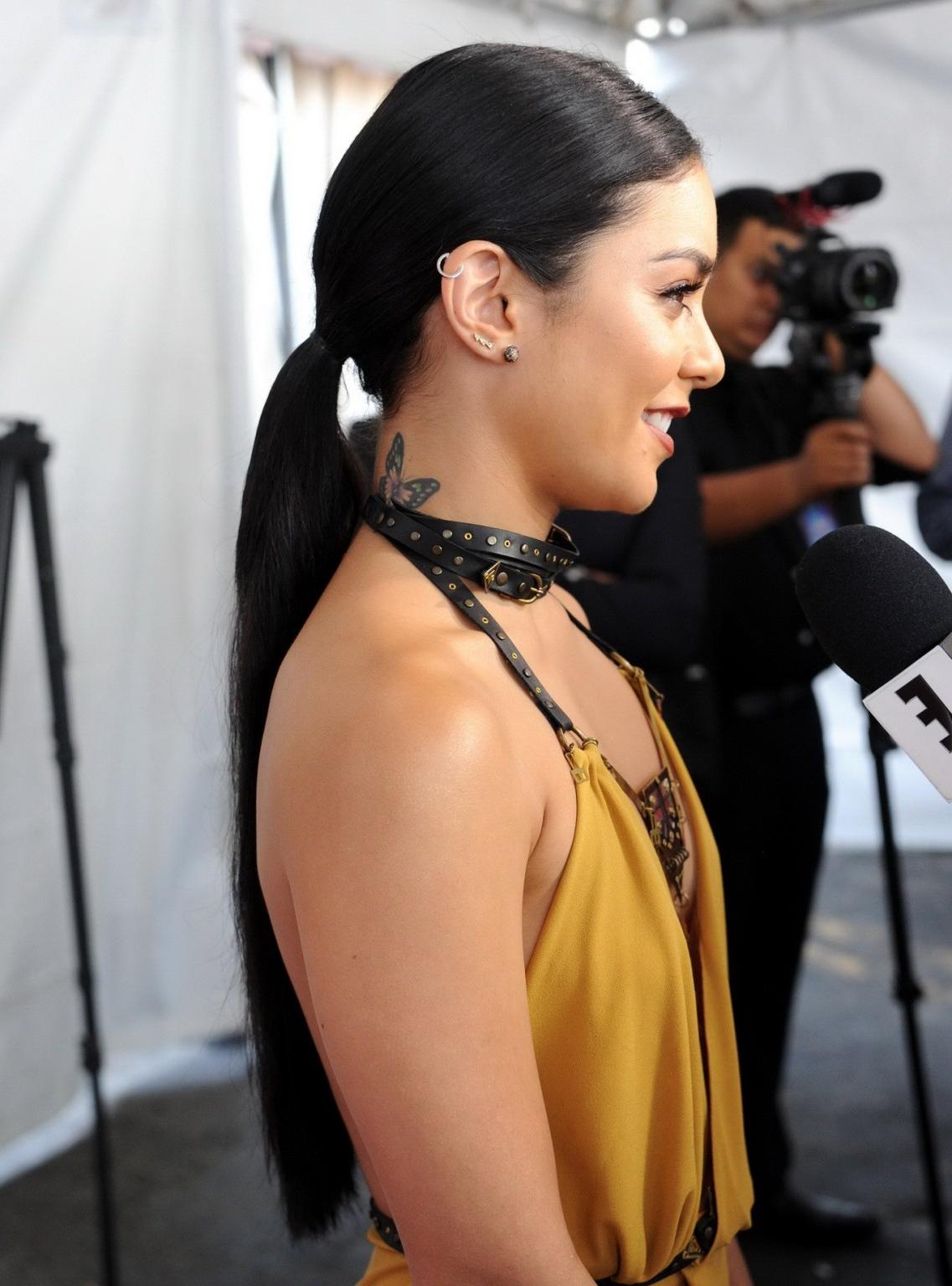 16P Vanessa Hudgens braless showing huge cleavage and legs
