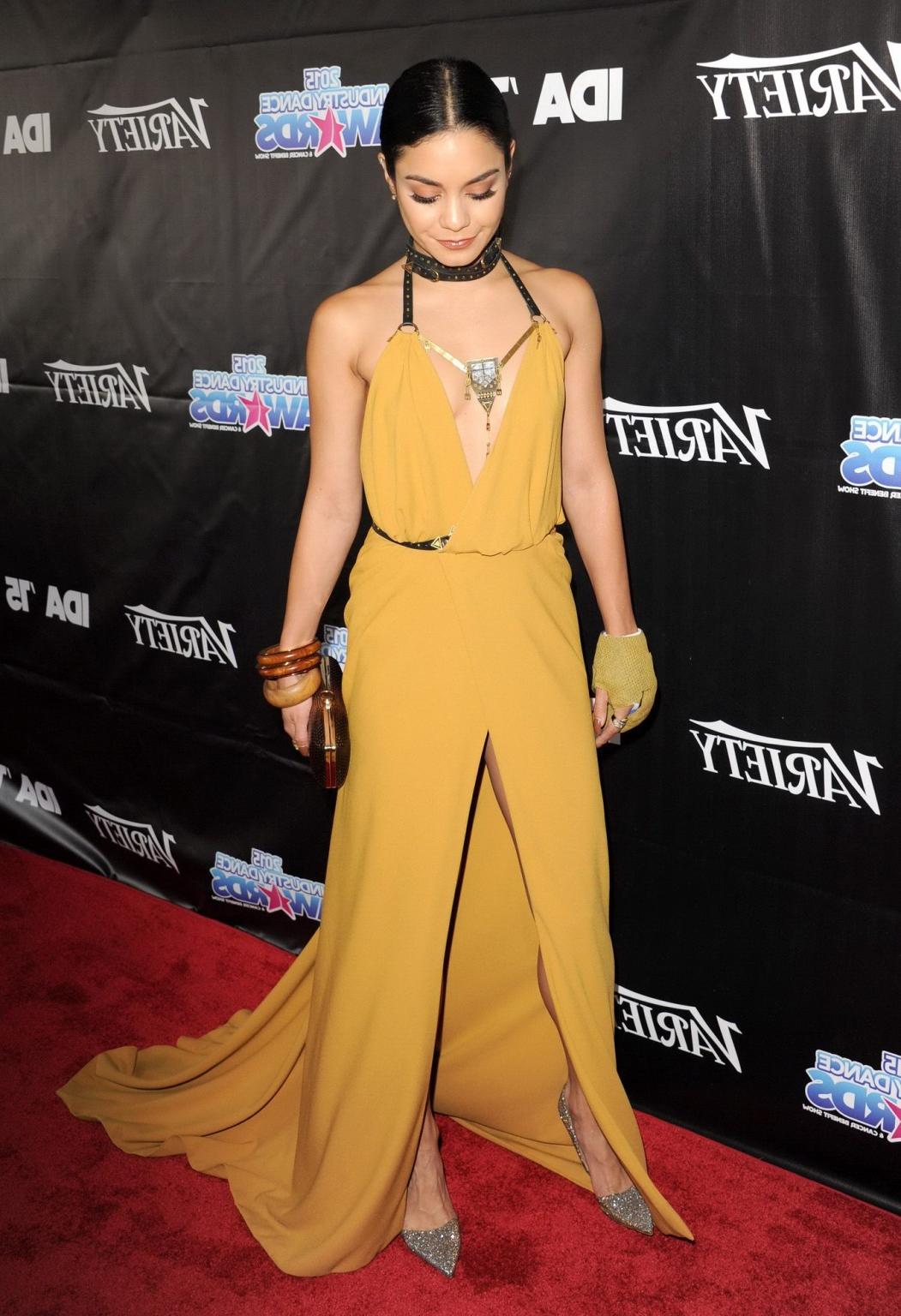 16P Vanessa Hudgens braless showing huge cleavage and legs