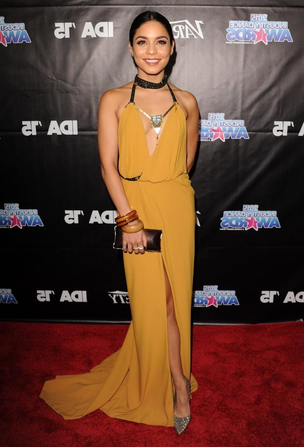 16P Vanessa Hudgens braless showing huge cleavage and legs