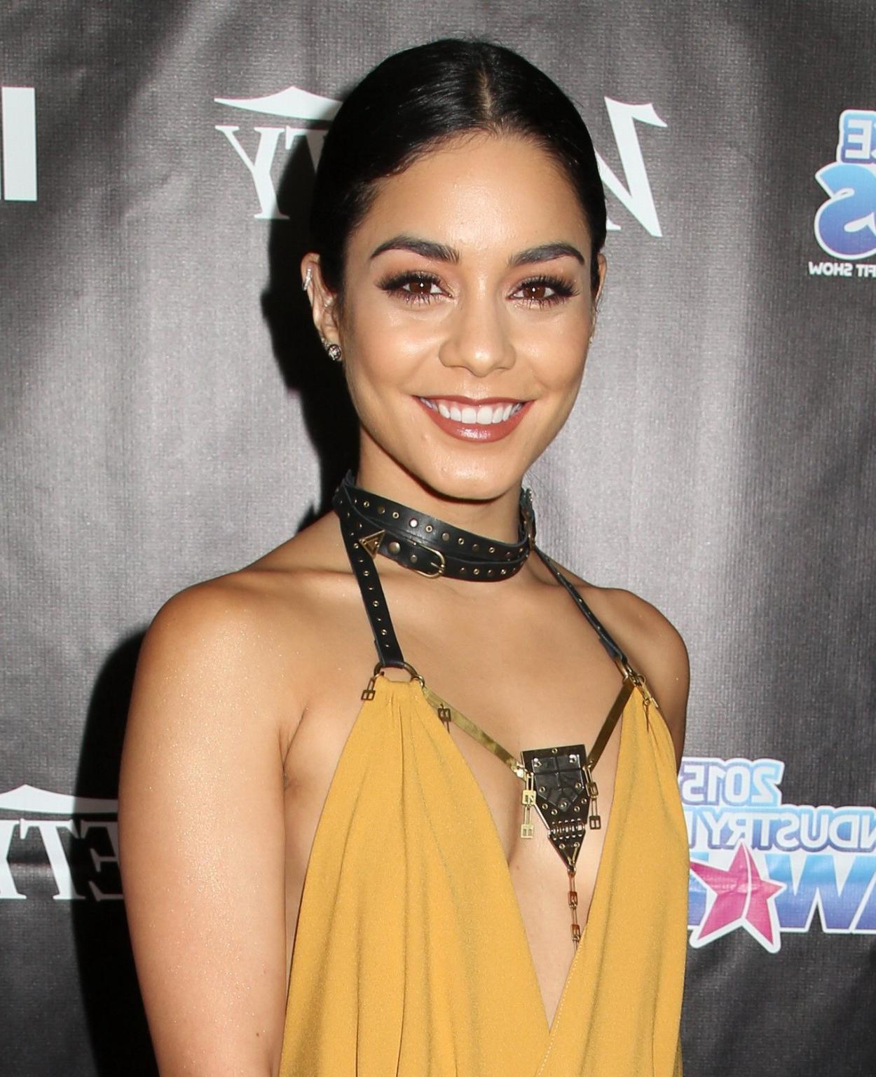 16P Vanessa Hudgens braless showing huge cleavage and legs
