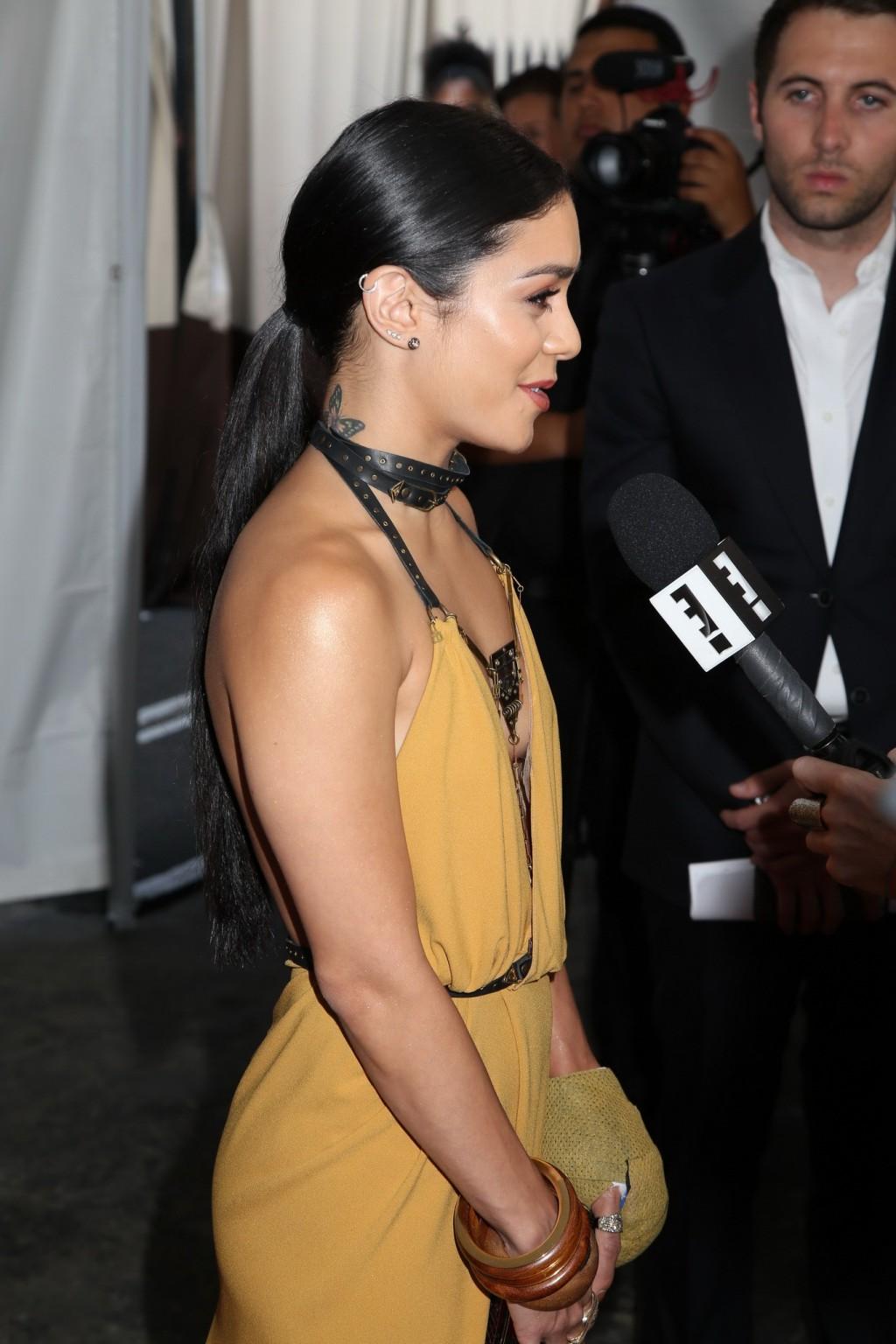 16P Vanessa Hudgens braless showing huge cleavage and legs