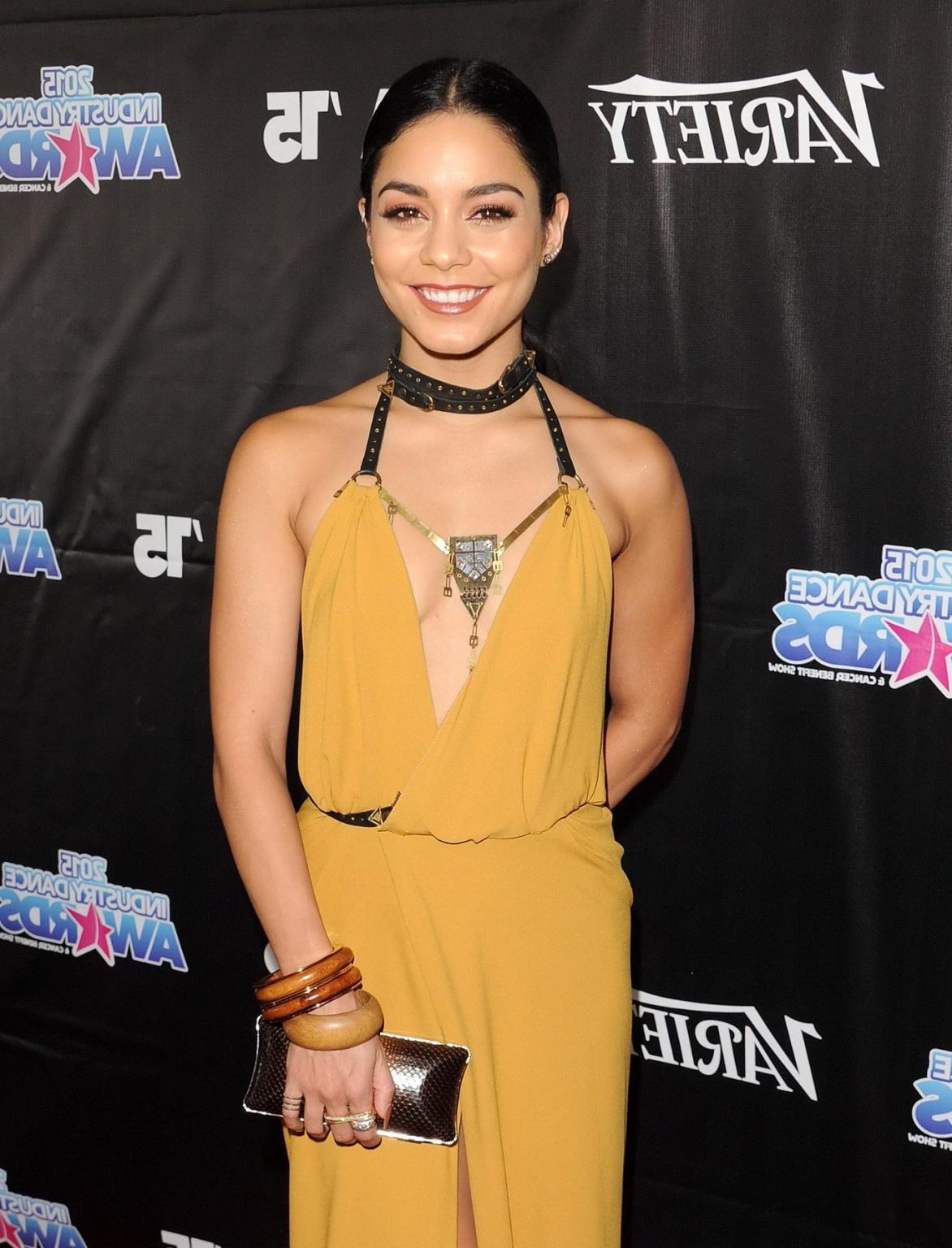 16P Vanessa Hudgens braless showing huge cleavage and legs