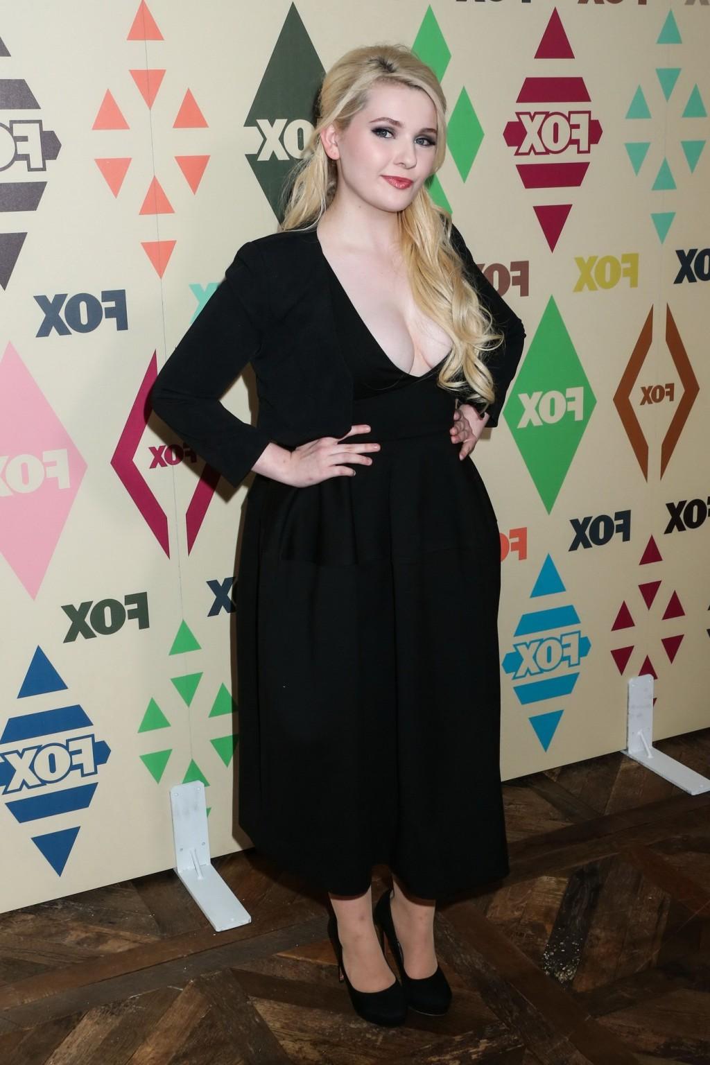 16P Abigail Breslin busty showing huge cleavage and boobs