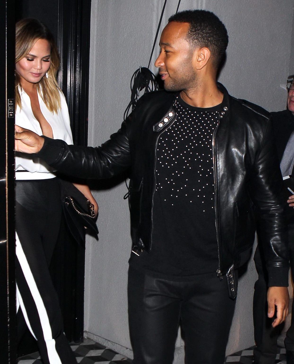 16P Busty Chrissy Teigen bra peek outside Craigs Restaurant