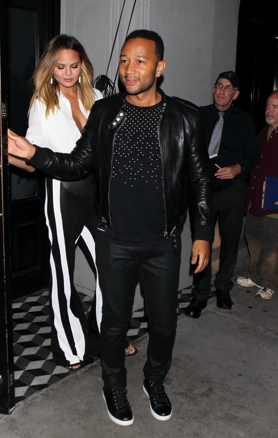 16P Busty Chrissy Teigen bra peek outside Craigs Restaurant