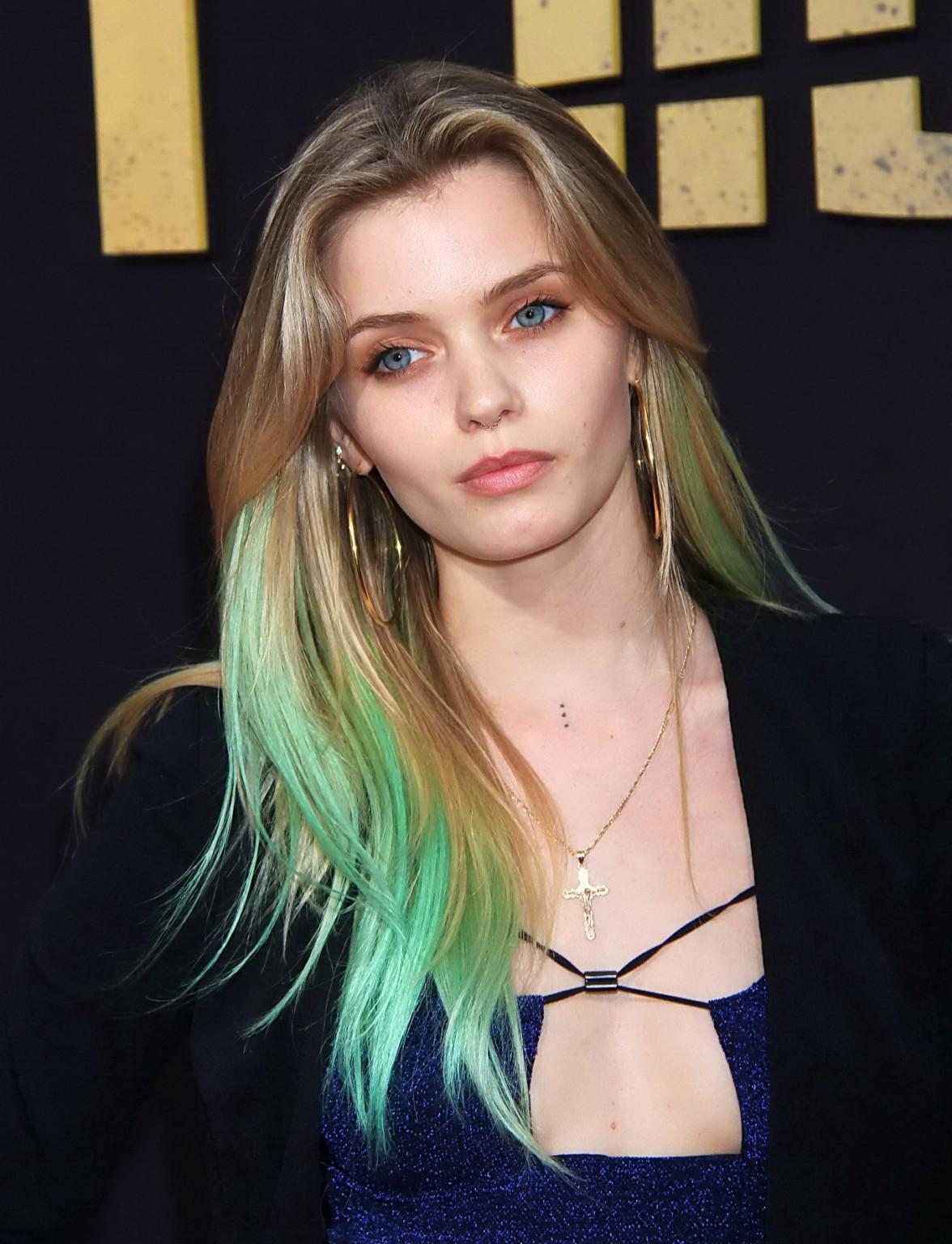 16P Abbey Lee Kershaw showing huge cleavage and leggy