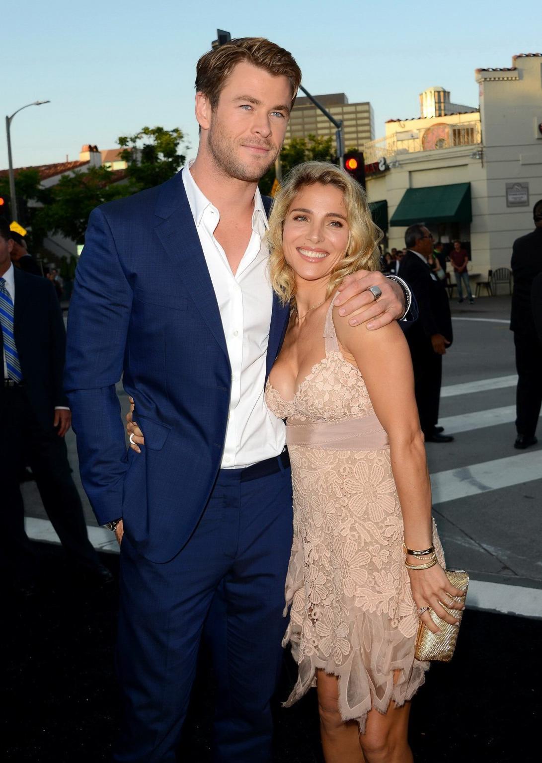 16P Elsa Pataky showing huge cleavage at the Vacation premiere