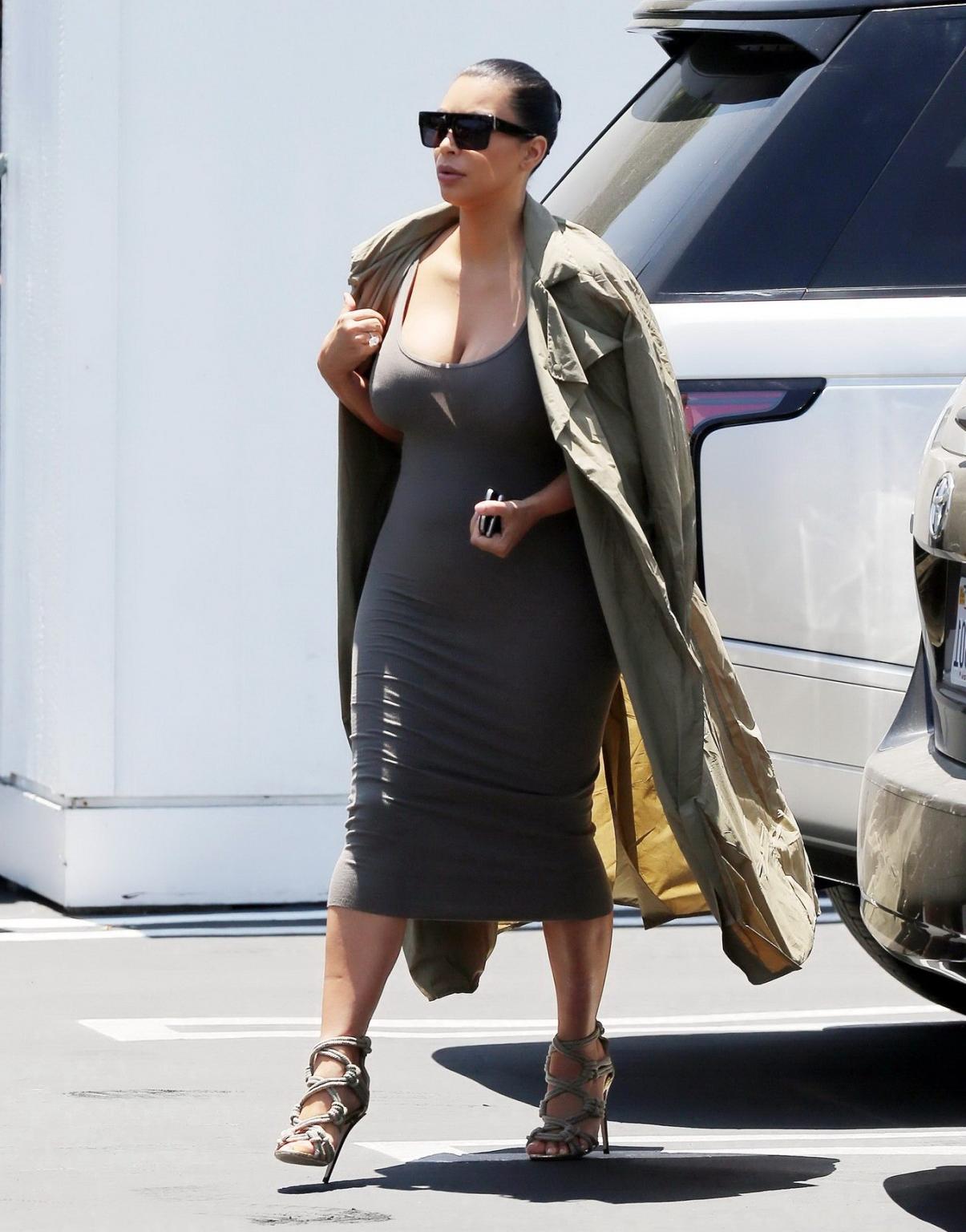 16P Kim Kardashian busty showing pokies and huge cleavage