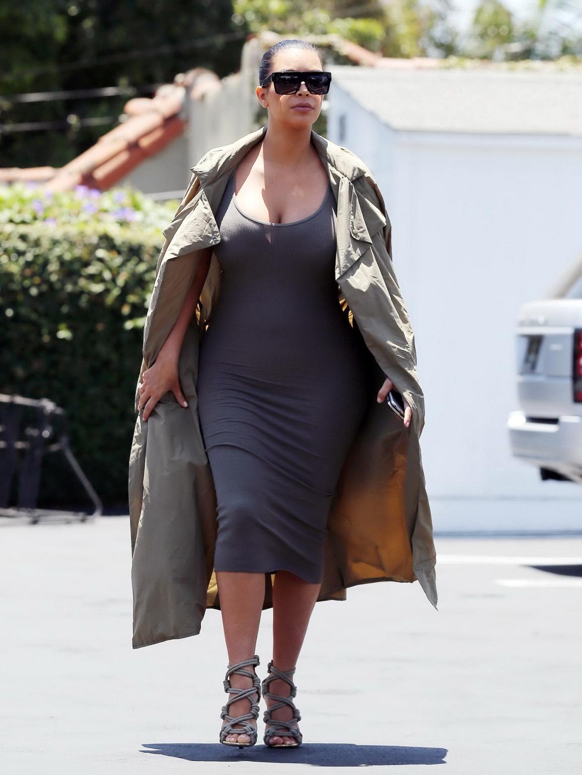 16P Kim Kardashian busty showing pokies and huge cleavage