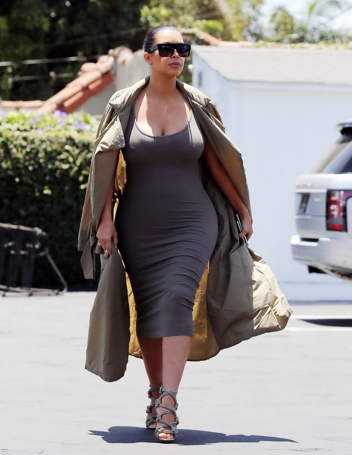 16P Kim Kardashian busty showing pokies and huge cleavage