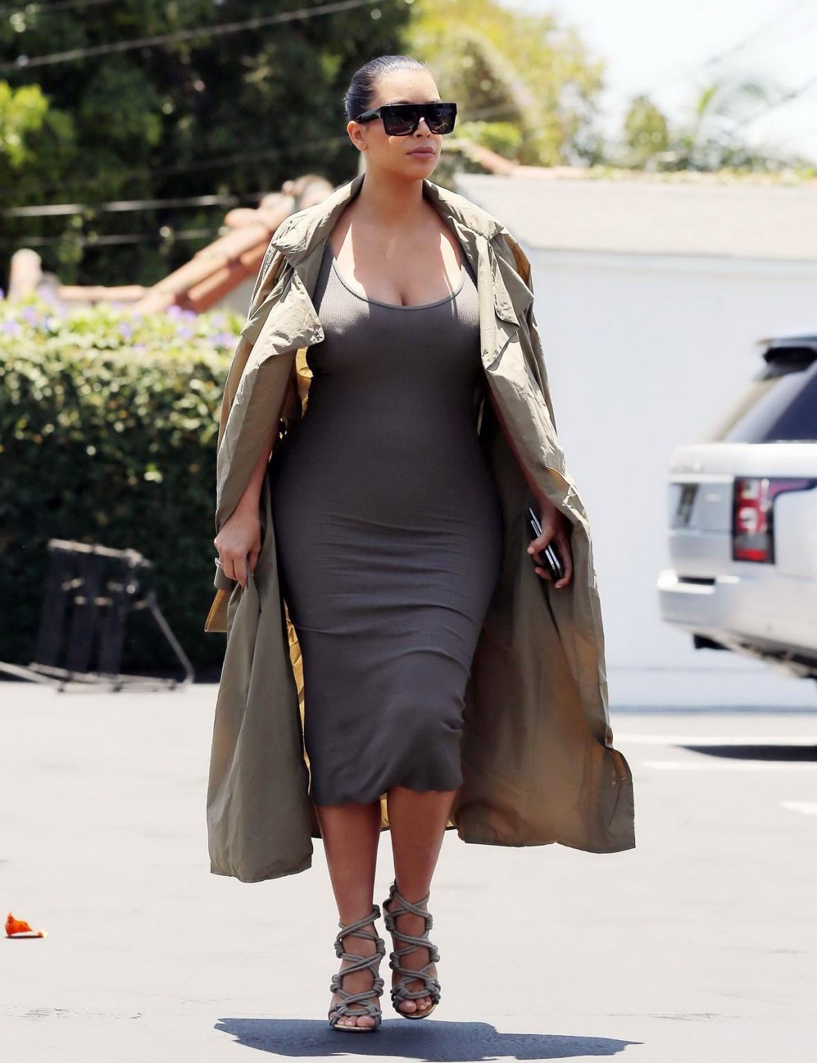 16P Kim Kardashian busty showing pokies and huge cleavage