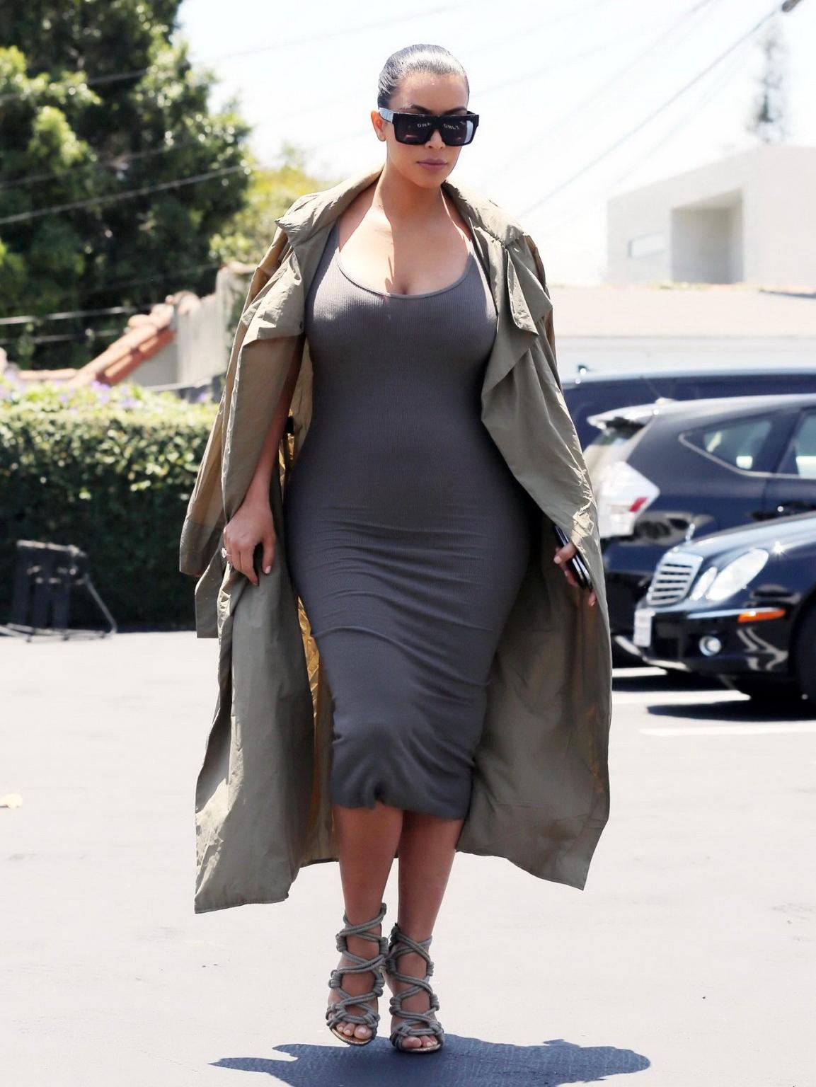 16P Kim Kardashian busty showing pokies and huge cleavage