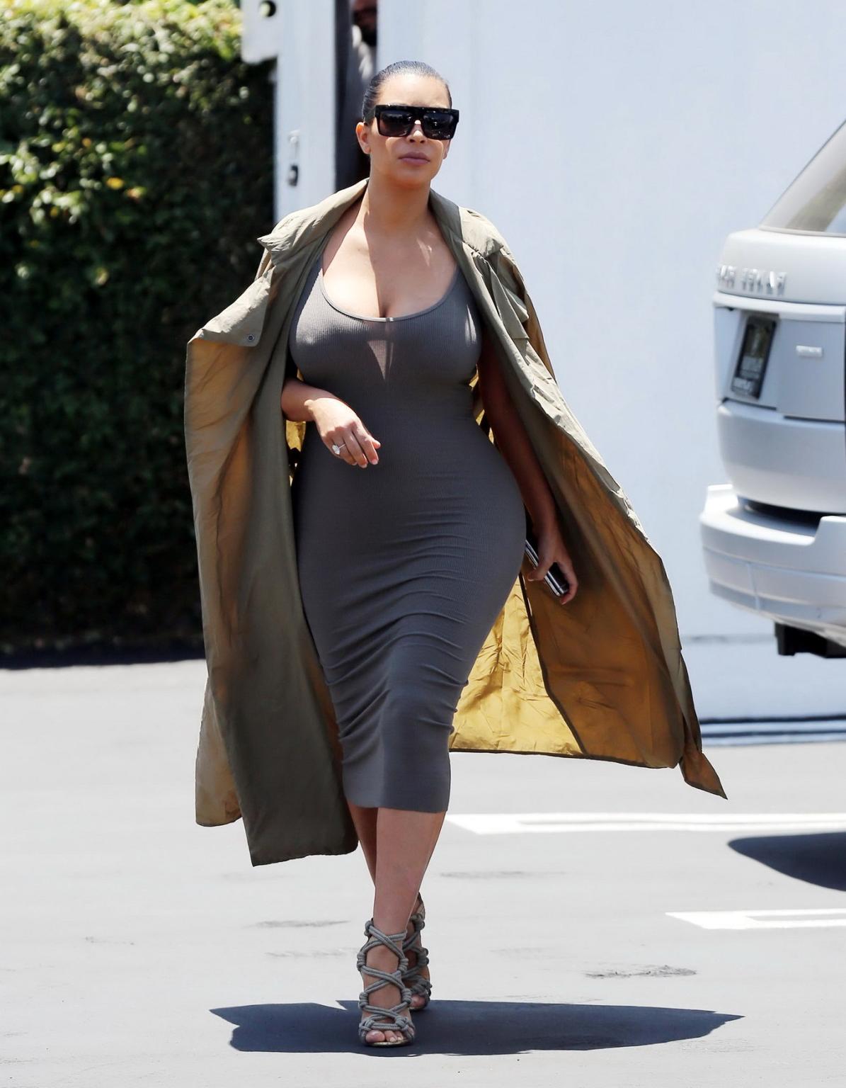 16P Kim Kardashian busty showing pokies and huge cleavage