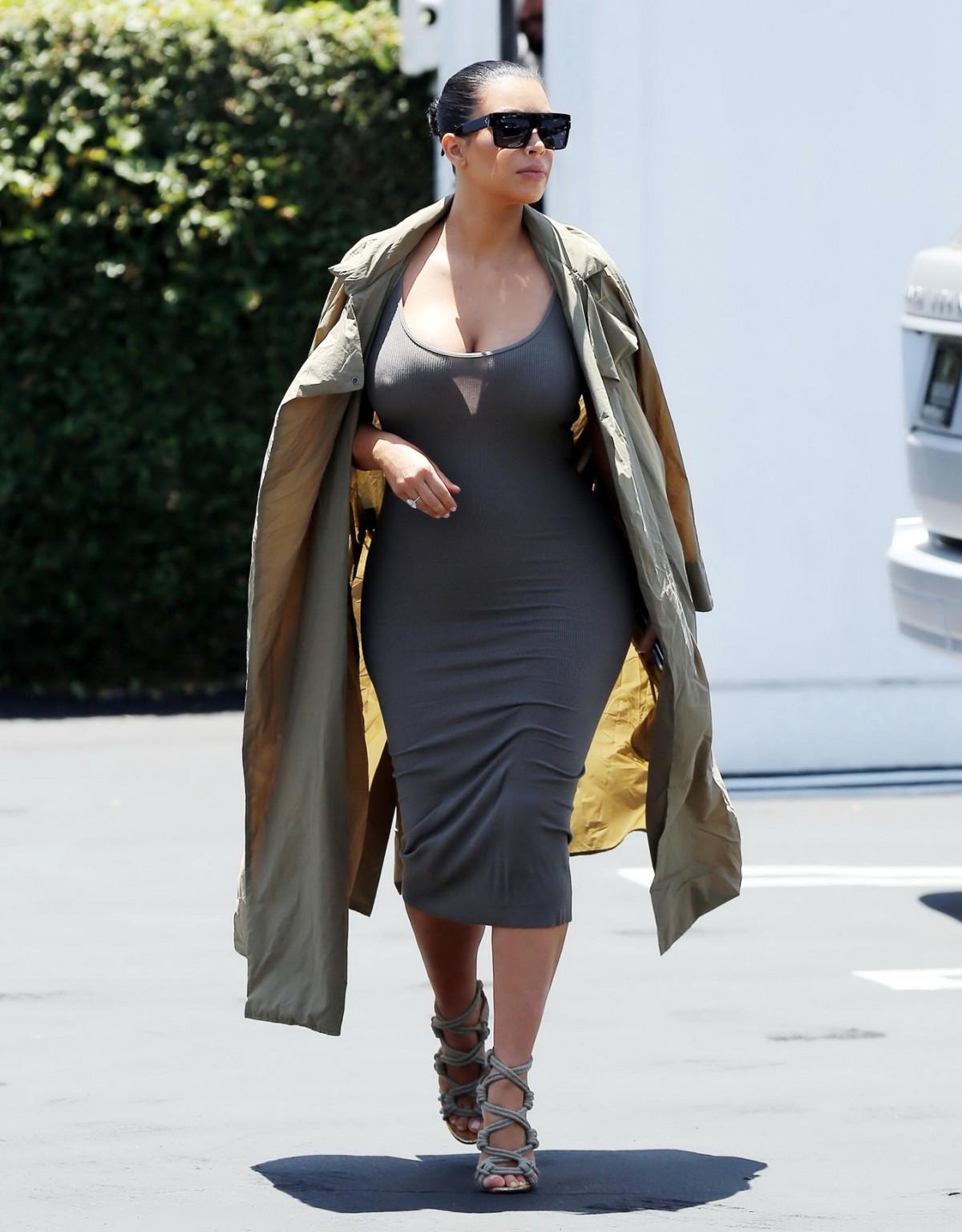 16P Kim Kardashian busty showing pokies and huge cleavage