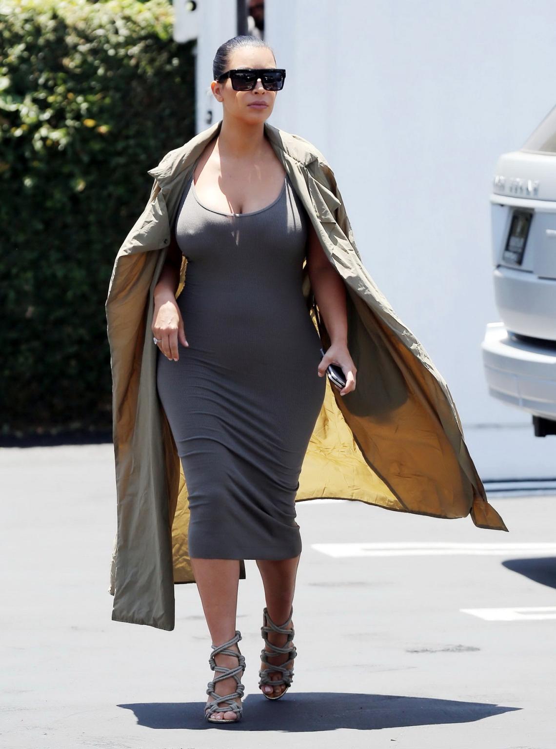 16P Kim Kardashian busty showing pokies and huge cleavage