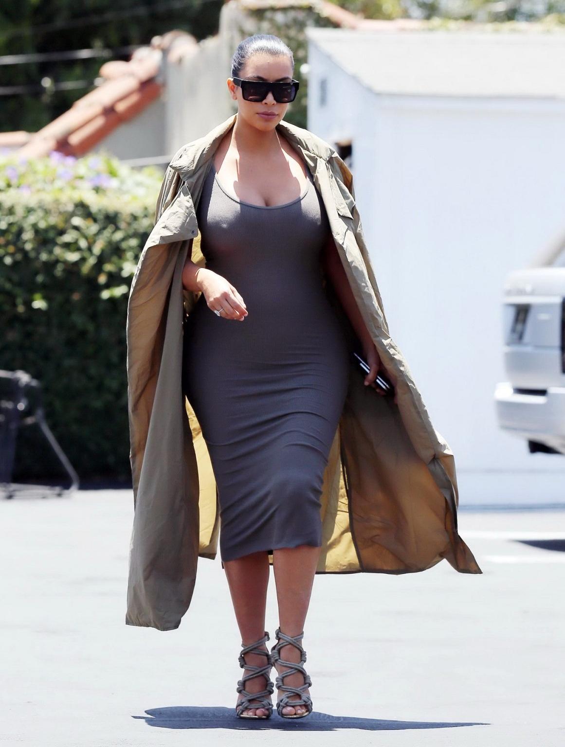 16P Kim Kardashian busty showing pokies and huge cleavage