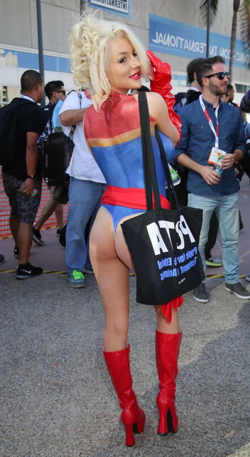 16P Courtney Stodden naked but bodypainted in public