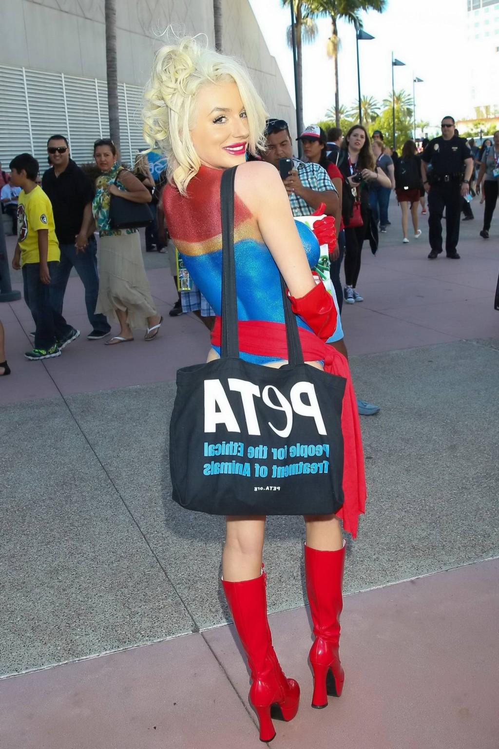 16P Courtney Stodden naked but bodypainted in public