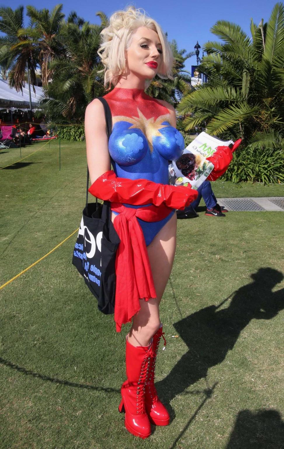 16P Courtney Stodden naked but bodypainted in public