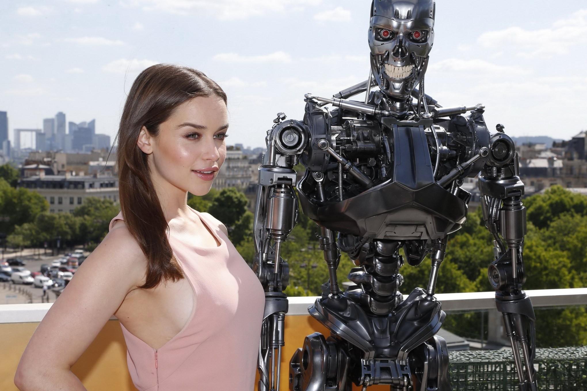 16P Emilia Clarke showing sideboob and nipple pokies