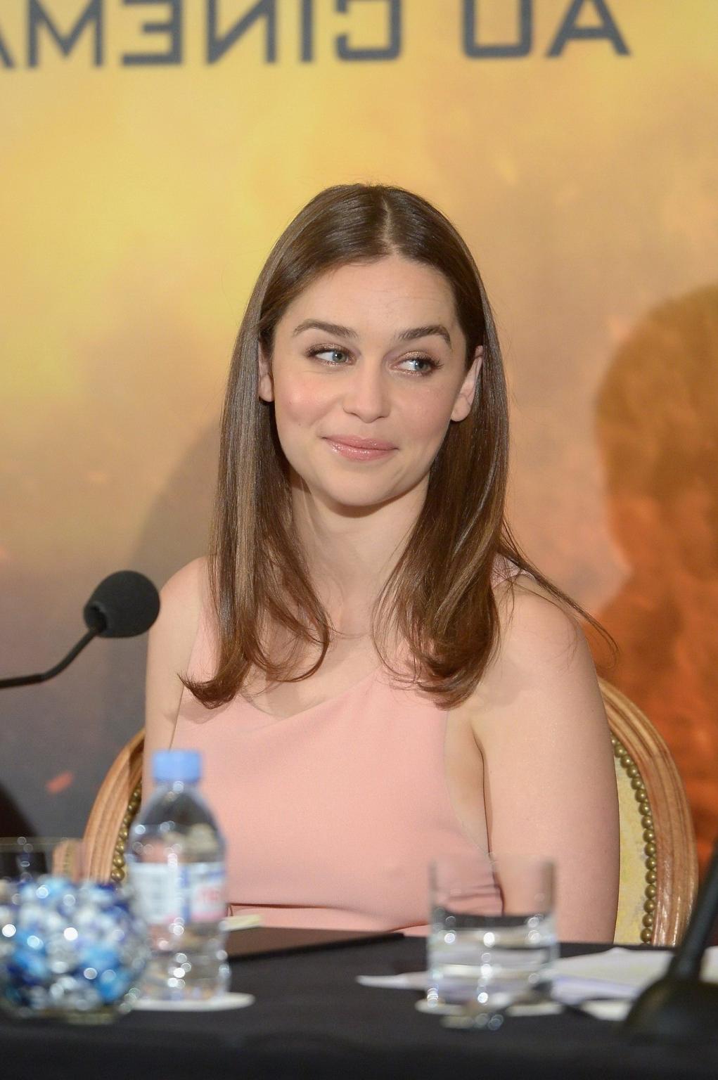 16P Emilia Clarke showing sideboob and nipple pokies