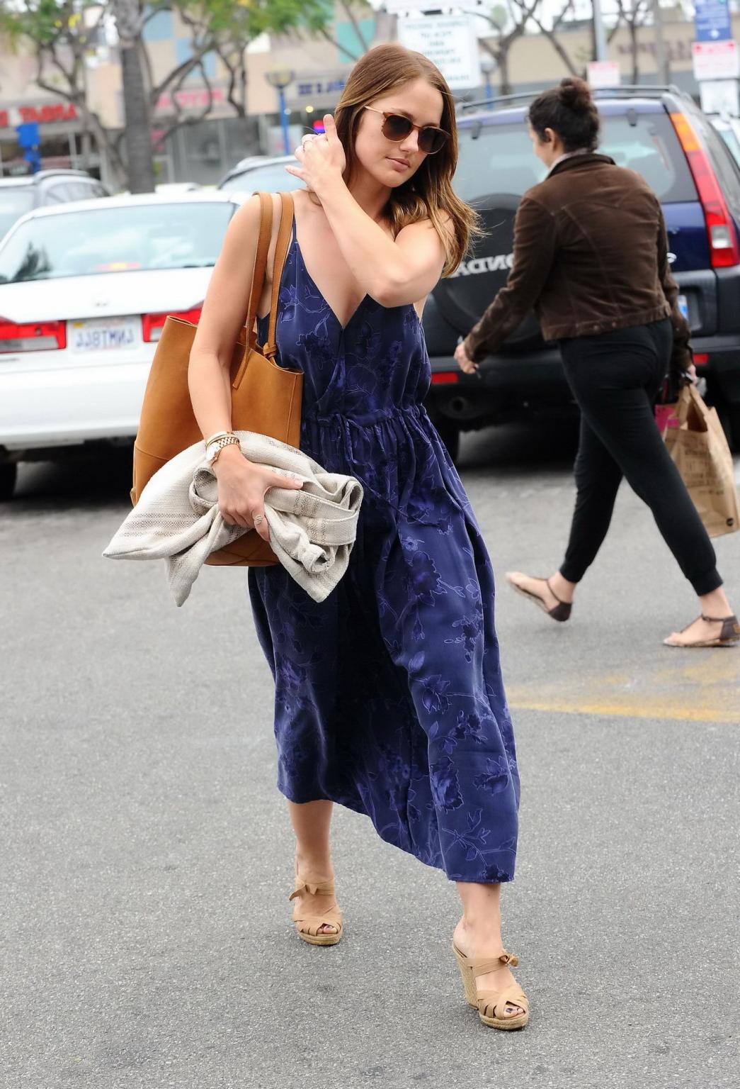16P Minka Kelly braless showing big cleavage and nipple pokies while shopping at Who