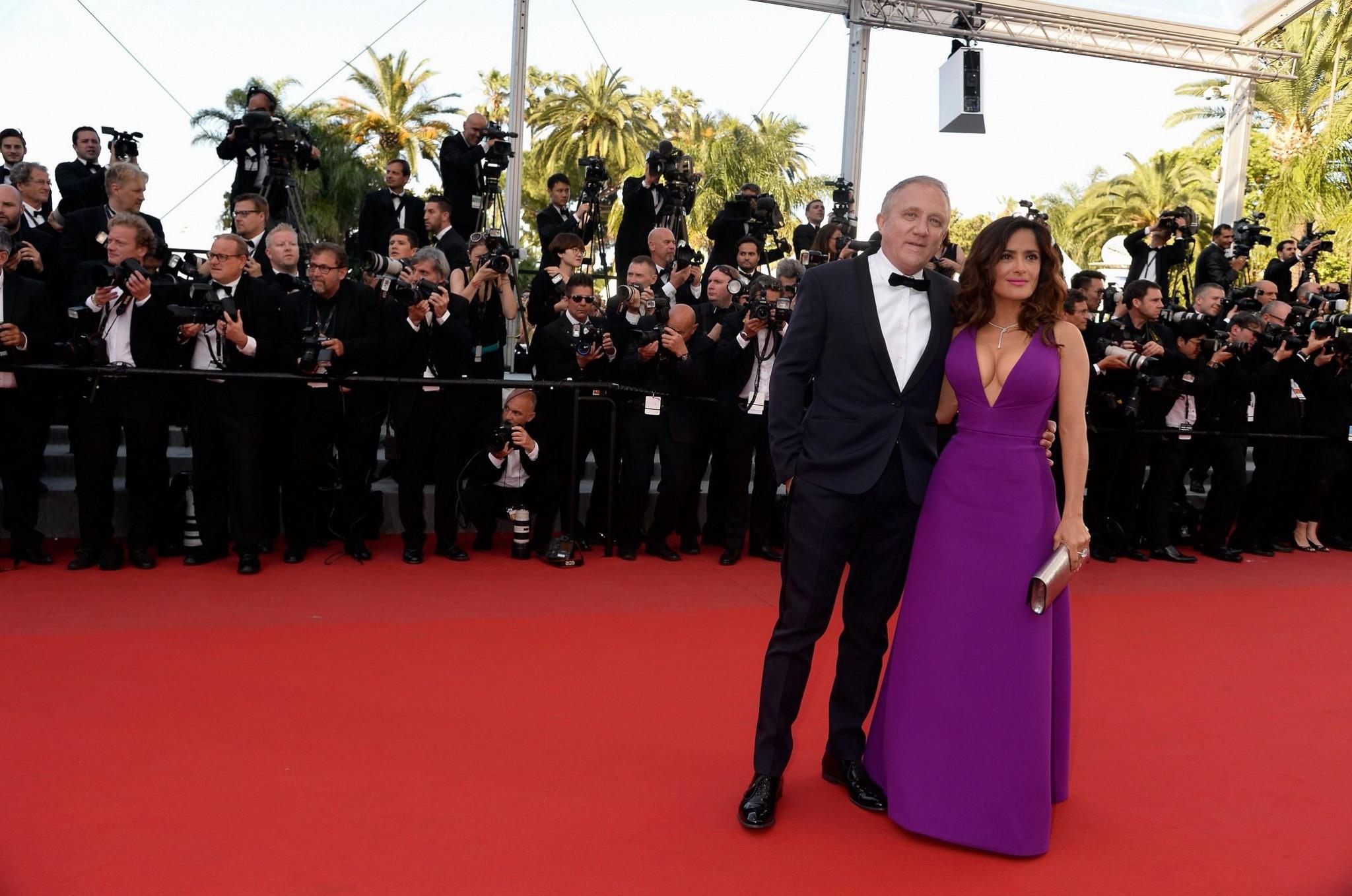 16P Salma Hayek showing huge cleavage at the Carol screening in Cannes
